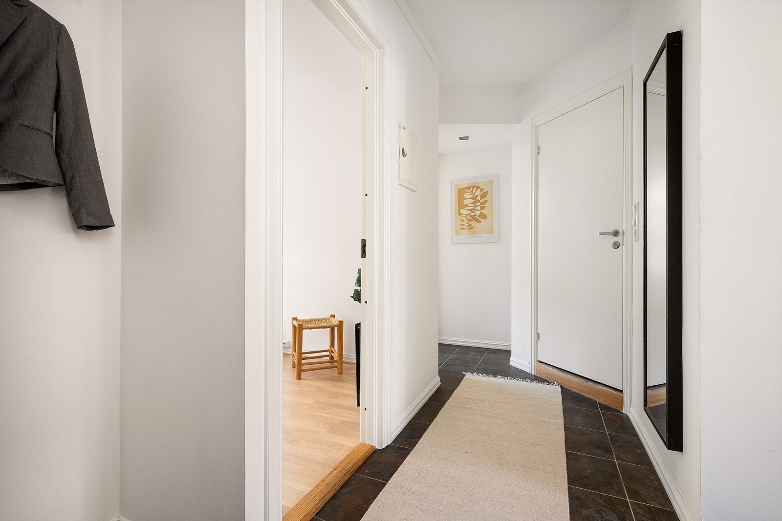 Leiligheten har en innbydende entré med god plass til oppheng av yttertøy og til å sette fra seg sko. Galleribilde