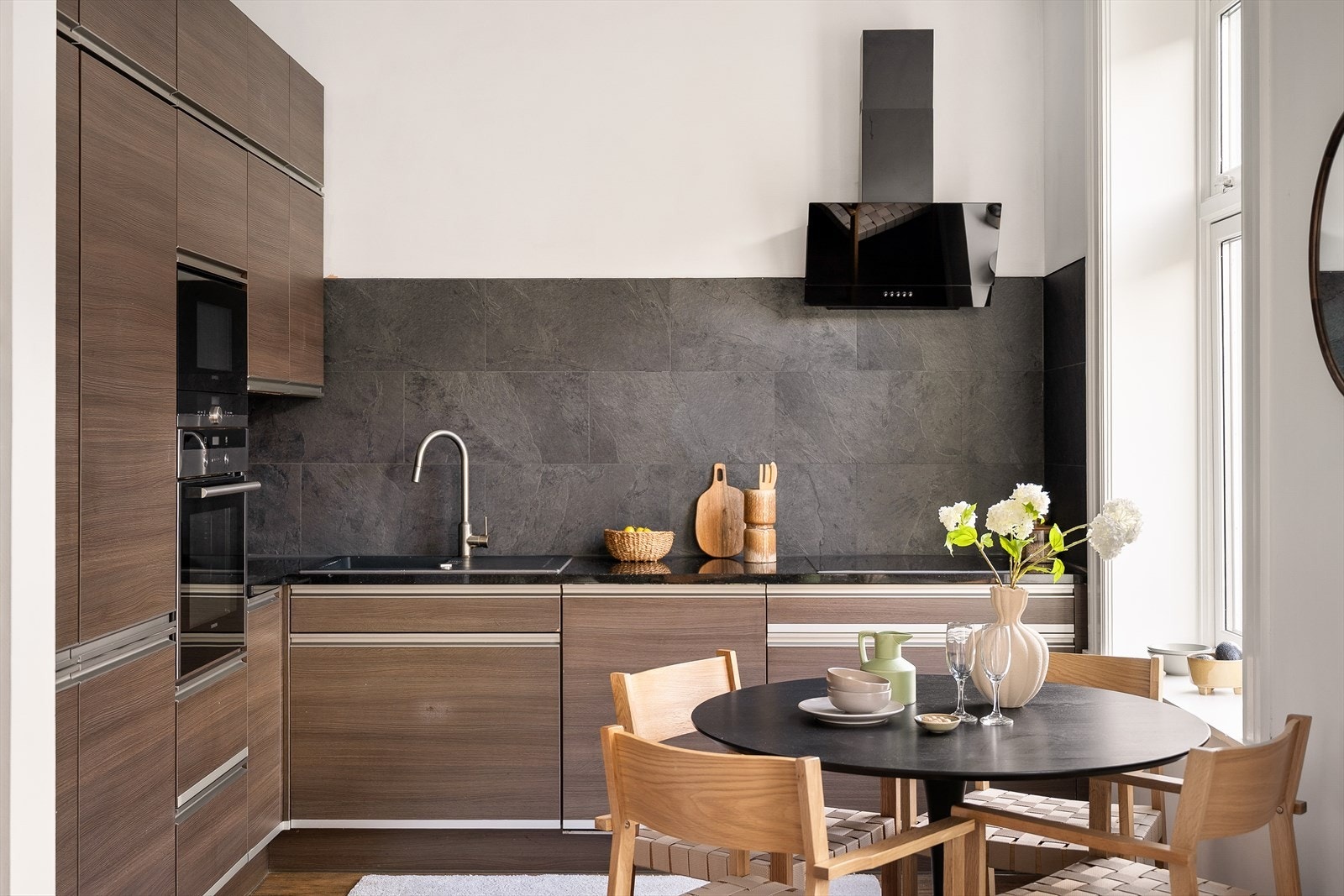 Innredningen består av glatte fronter, benkeplate av stein og vask. Galleribilde