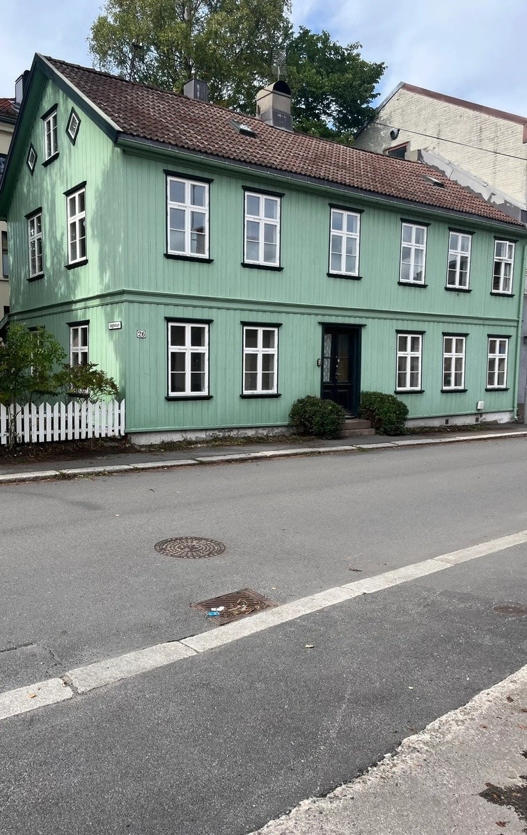 Fasade. Egen inngang fra gateplan Galleribilde