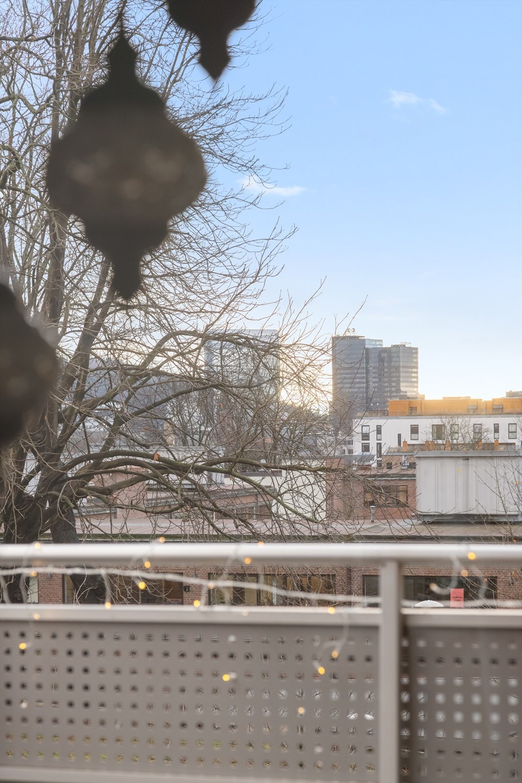 På høsten når løvet faller åpner utsikten seg ut mot Barcode med Postgirobygget og Radisson Blu Plaza i det fjerne. Galleribilde