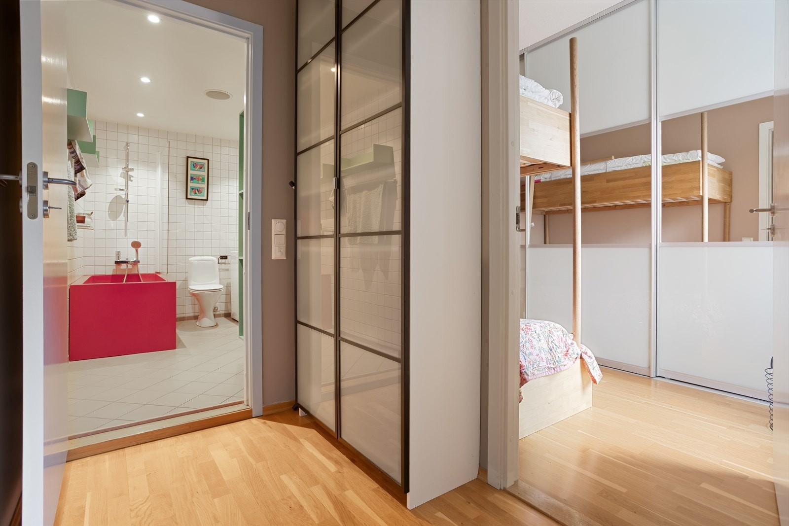 Fra entréen har du videre adkomst til leilighetens bad og soverom. Galleribilde