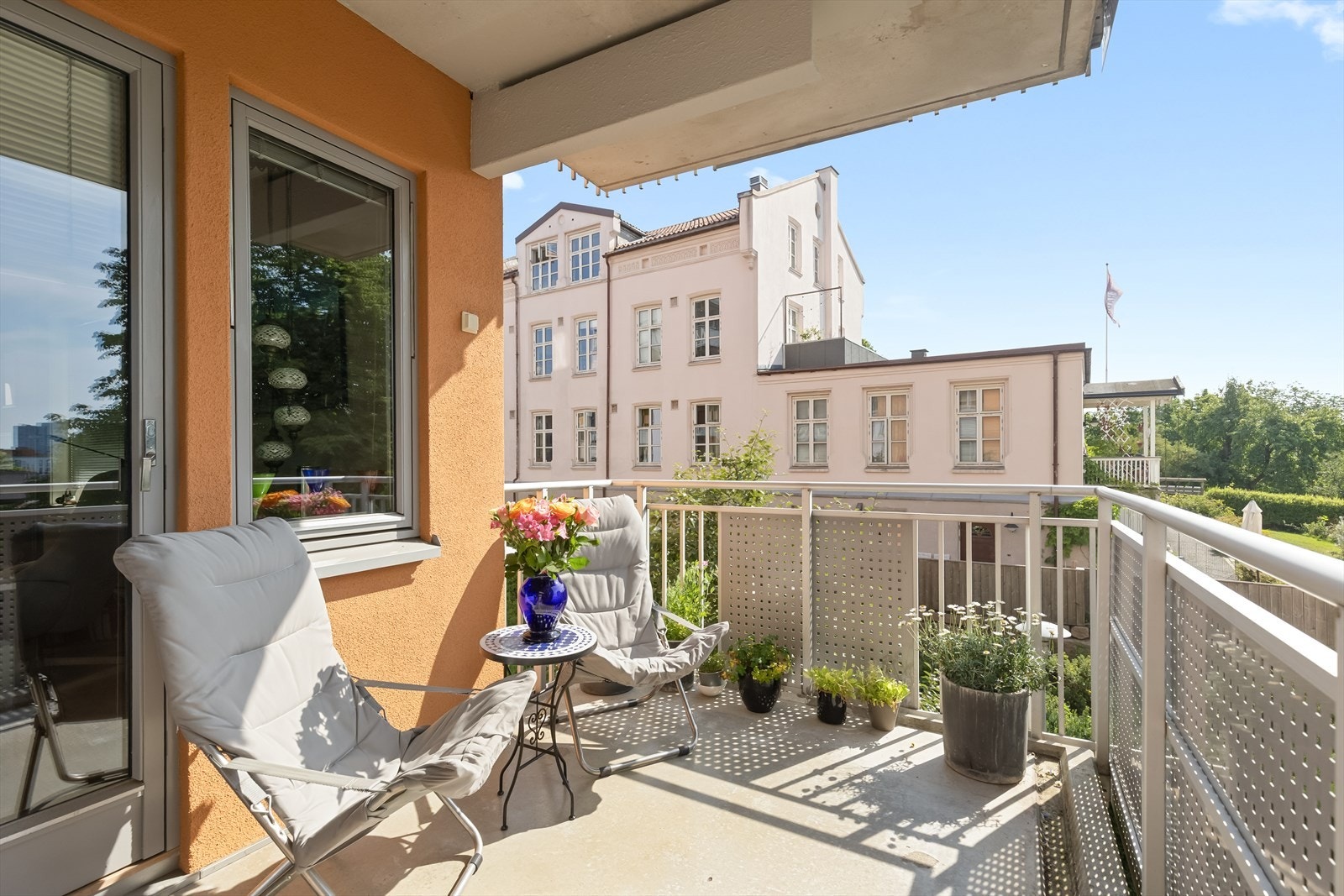 Her kan du nyte dager i solveggen med noe frisk i glasset! Gass- og elektrisk grill er tillatt. Galleribilde