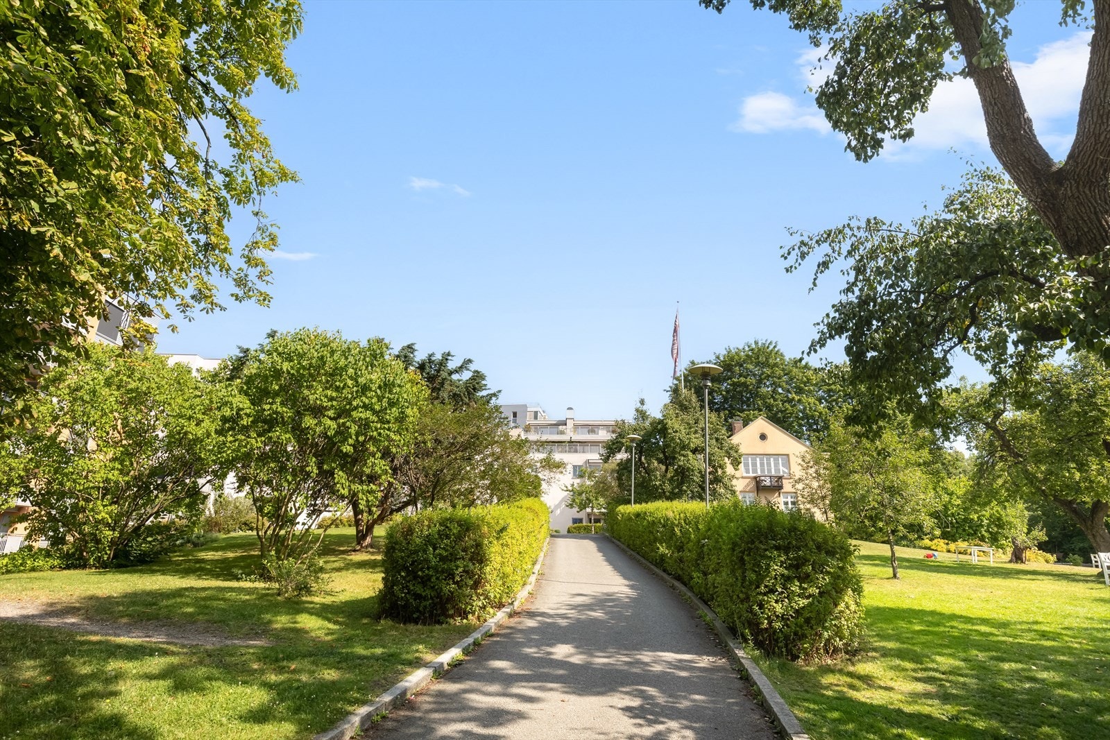 "Edens hage" - Er opparbeidet med frodig gressplen og diverse beplantning, utstyrt med sittegrupper. Her kan man la de minste kose seg utendørs uten å være bekymret for trafikk, samt ekstra hyggelig med epletrærne som er til glede for beboerne. Galleribilde