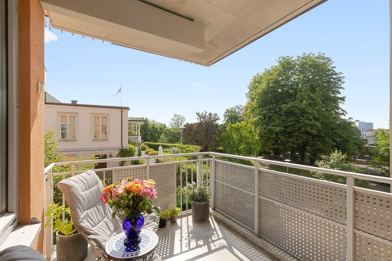 Leiligheten har en unik intern beliggenhet hvor leiligheten vender mot "Edens hage" - en pent opparbeidet hage til glede for beboerne. Galleribilde