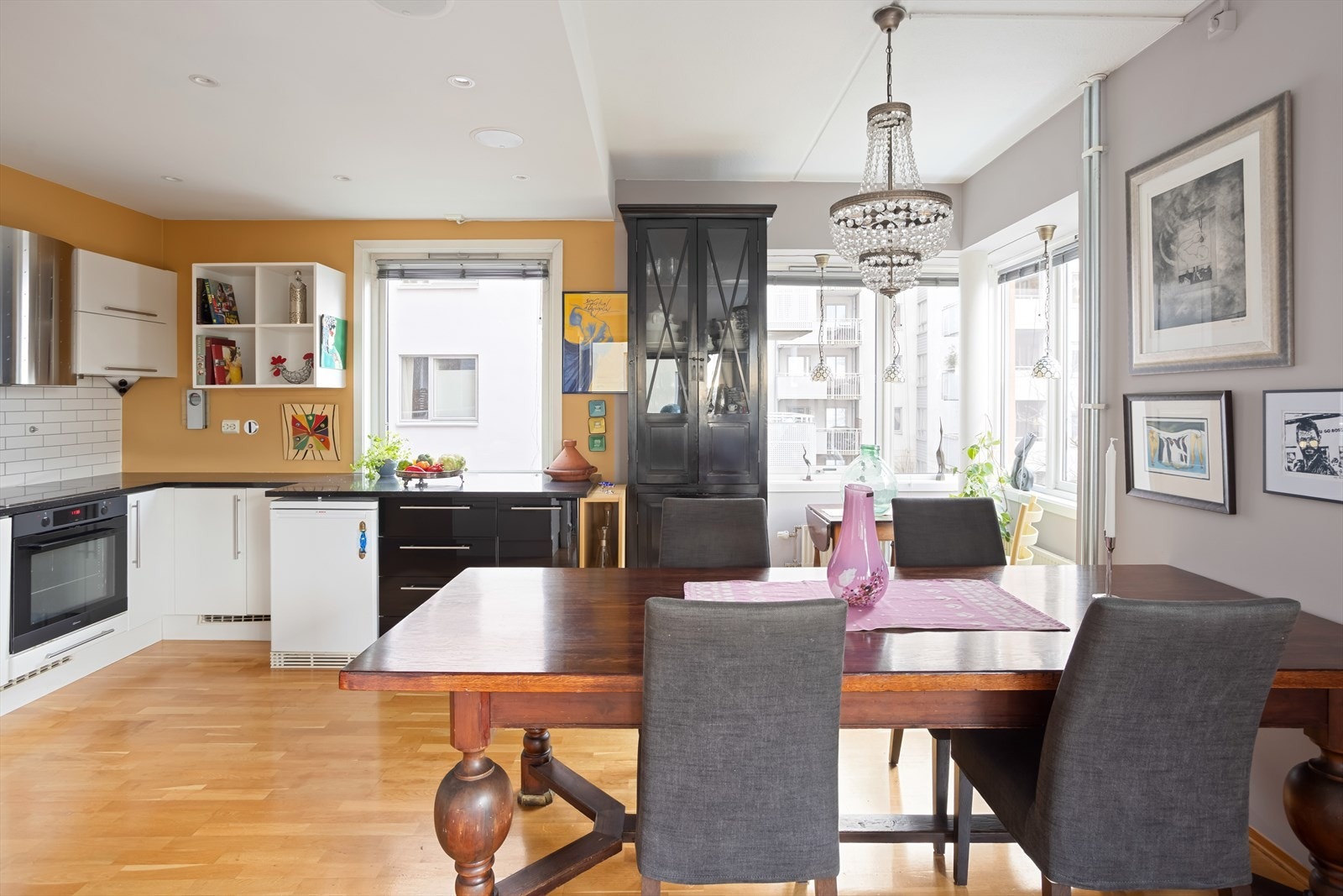 På kjøkkenet er det god plass til en stor spisegruppe, samt et mindre spisebord i hjørnet. Galleribilde