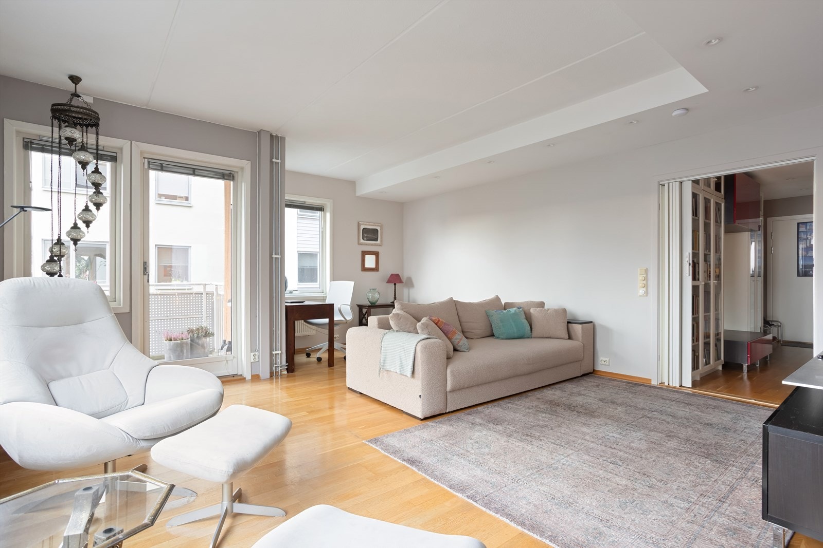 Det var i hjørnet innerst i dette rommet hvor det 3. soverommet opprinnelig var. Fra stuen har du også adkomst til leilighetens inngangsparti og videre inn til øvrige rom. Galleribilde