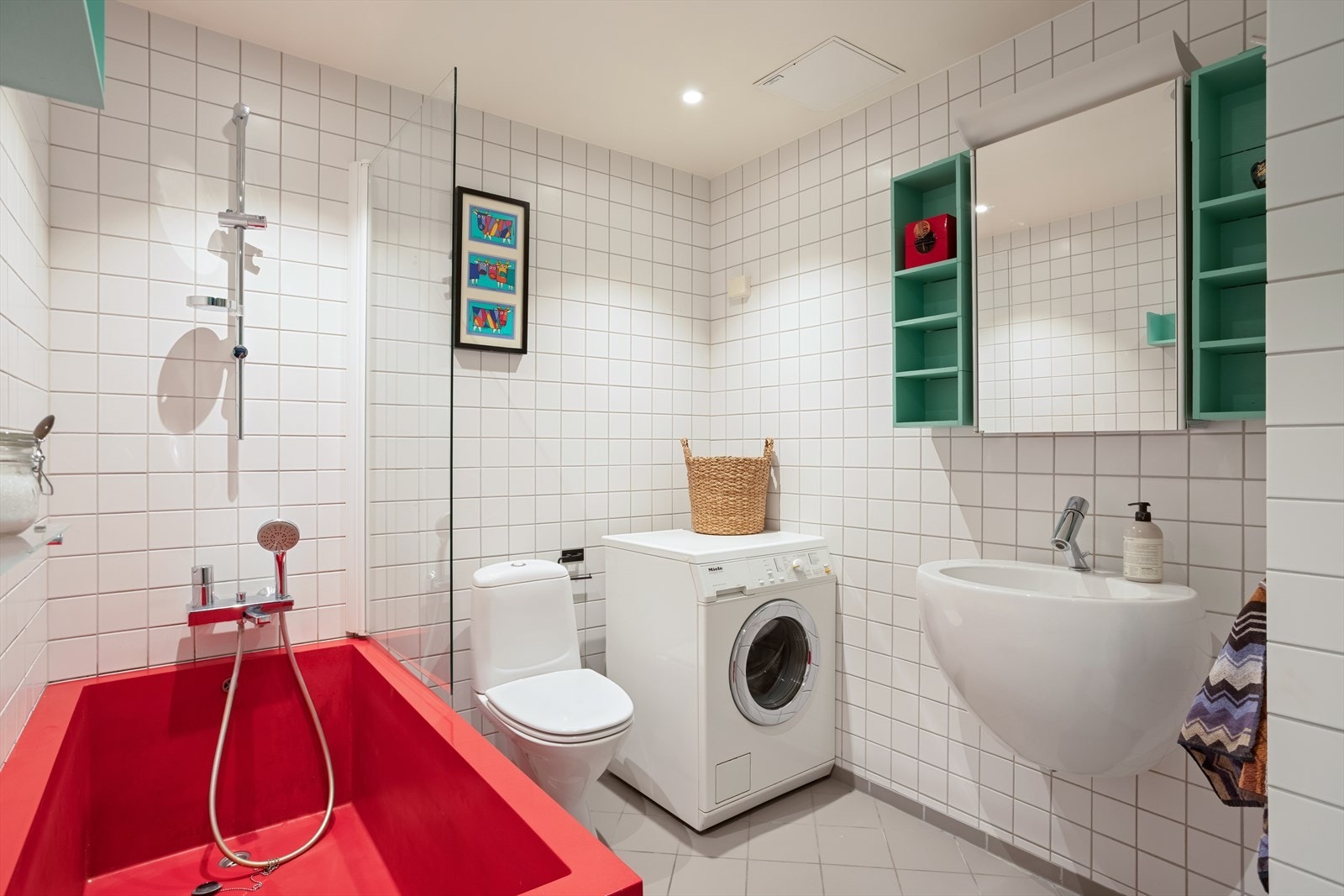 Flislagt baderom fra 2003 med varmekabler i gulvet, spotter i himlingen og opplegg for vaskemaskin. Stoppekranen til boligen er i takluke på baderommet. Galleribilde