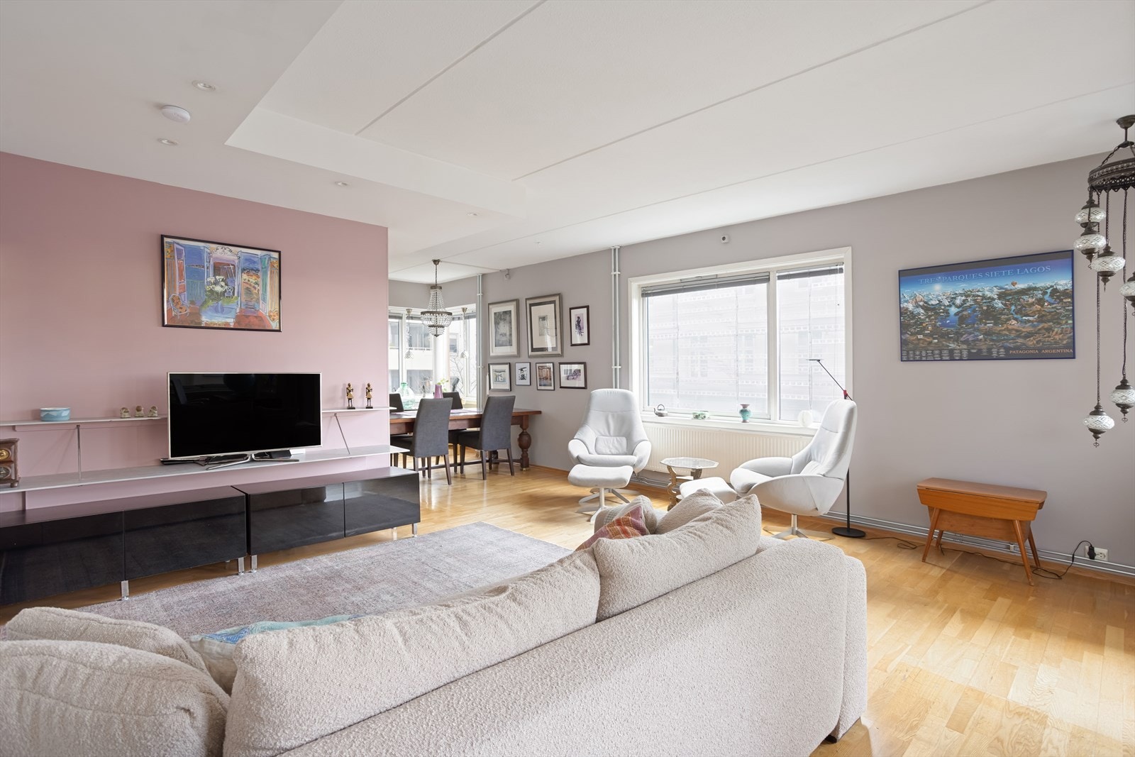 Leiligheten har svært luftige oppholdsrom med god plass til stor møbleringsfrihet. Galleribilde