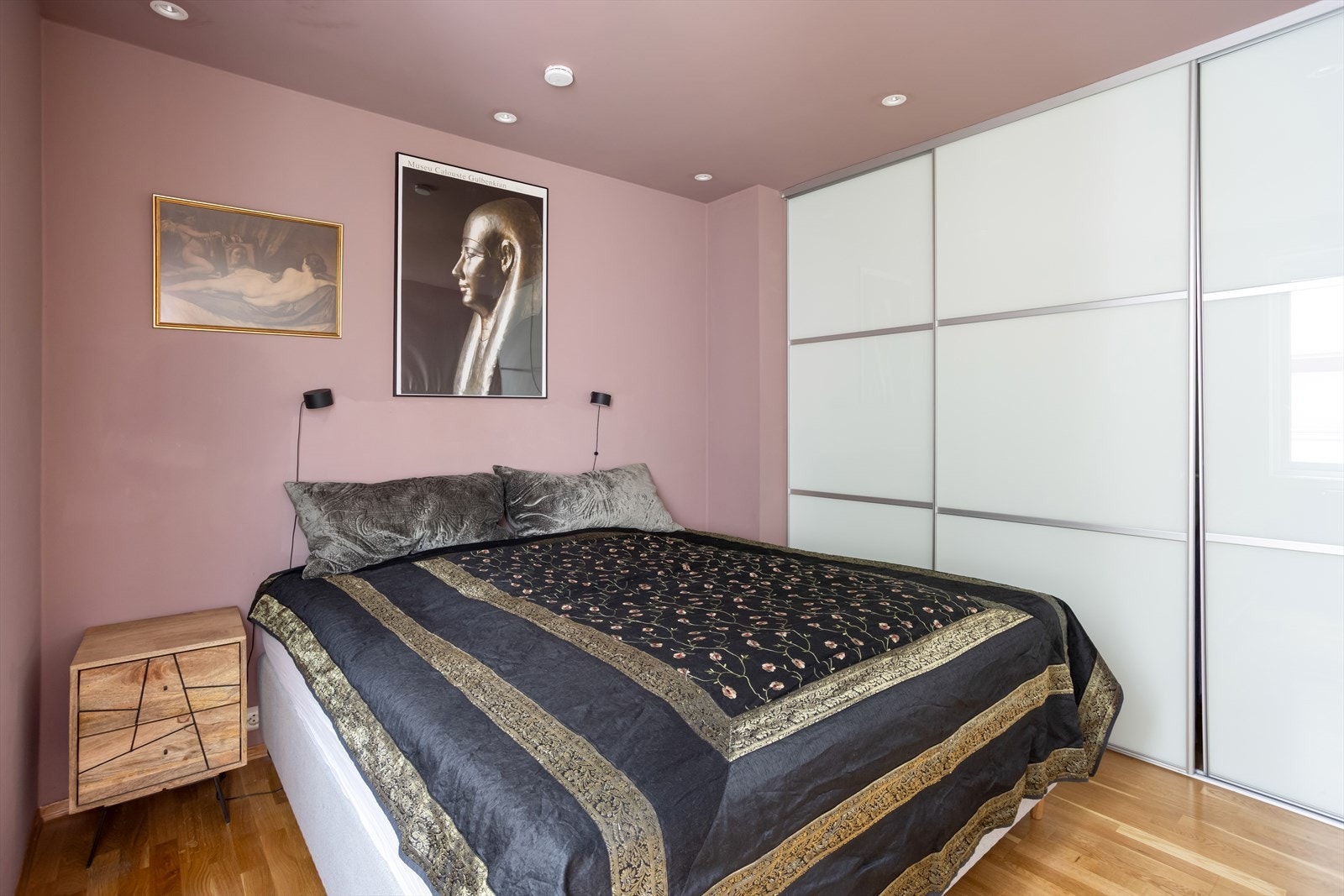 Her er det også et stort garderobeskap montert i senere tid for ekstra opppbevaring - Skjult for øyet som ser. Galleribilde