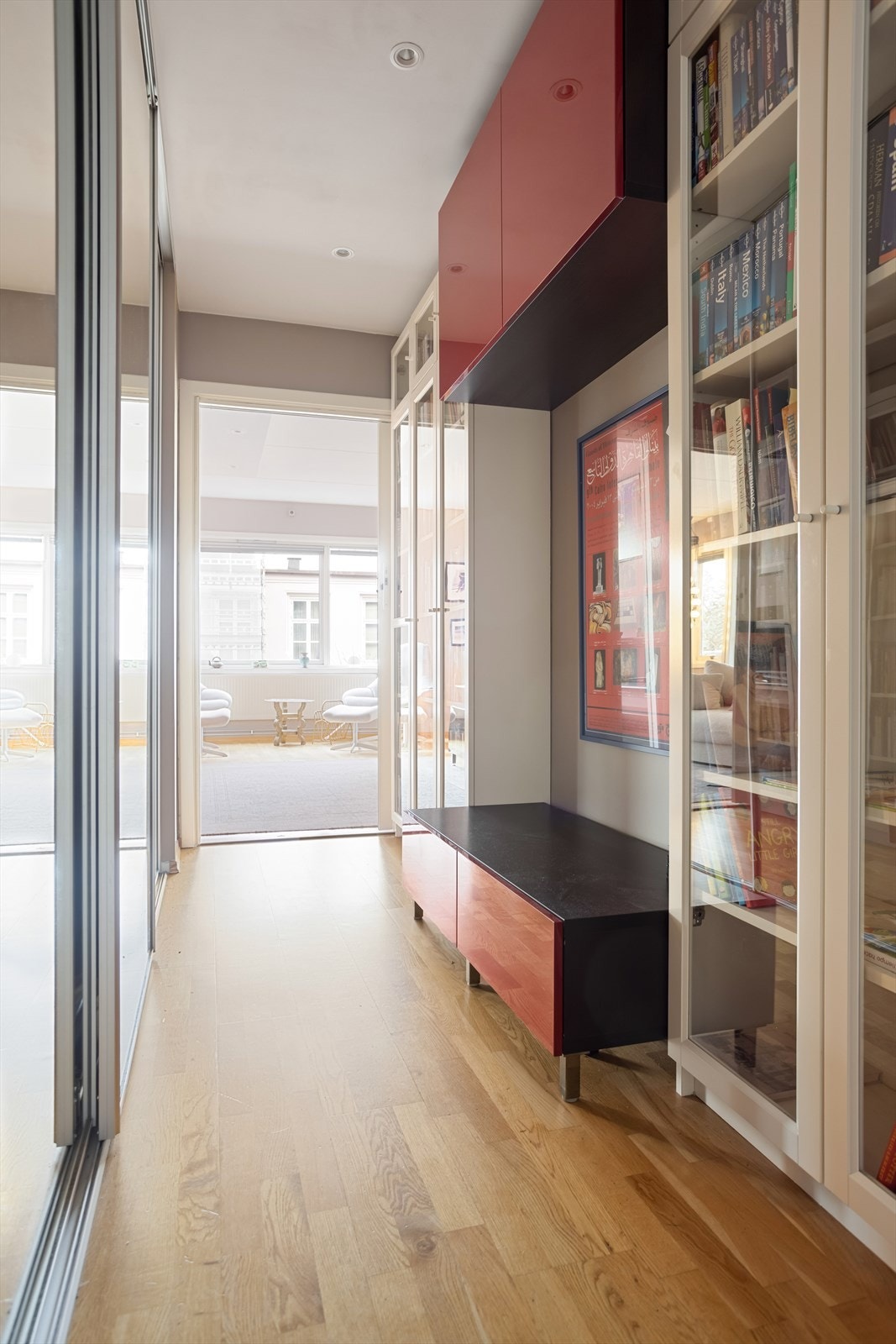 Fra stuen og inn mot entréen er det en romslig skyvedørsgarderobe på venstre side, samt øvrige oppbevaringsmuligheter på høyre side. Galleribilde