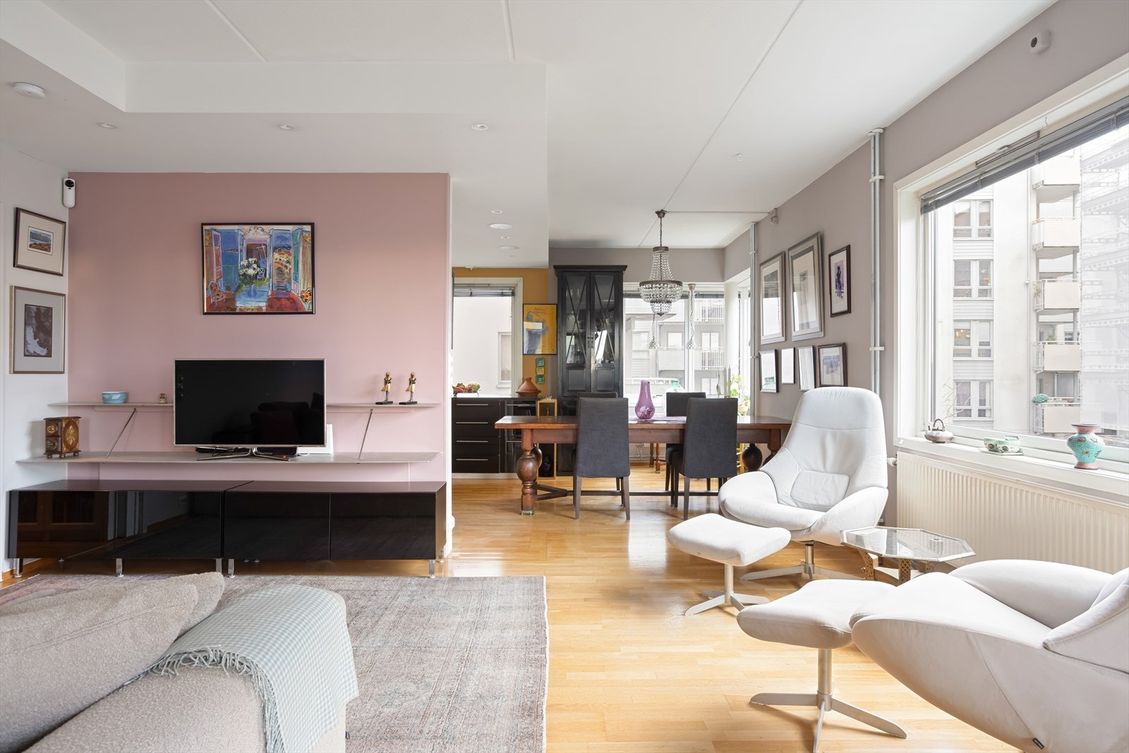 Leiligheten byr på en åpen og sosial stue-/kjøkkenløsning- Praktisk for en naturlig soneinndeling. Galleribilde