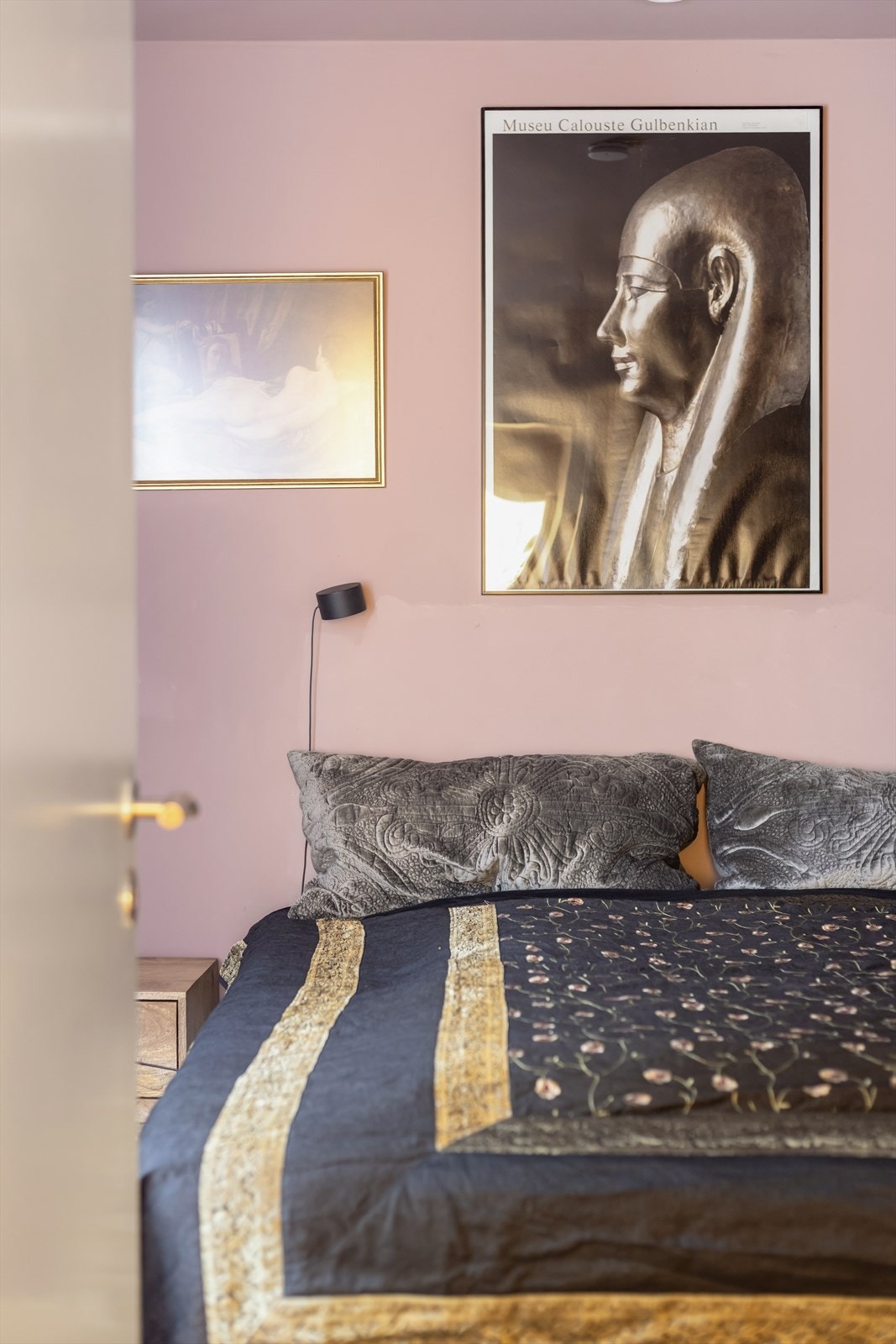 Begge soverommene i leiligheten vender mot bakgård skjermet for trafikk. Galleribilde