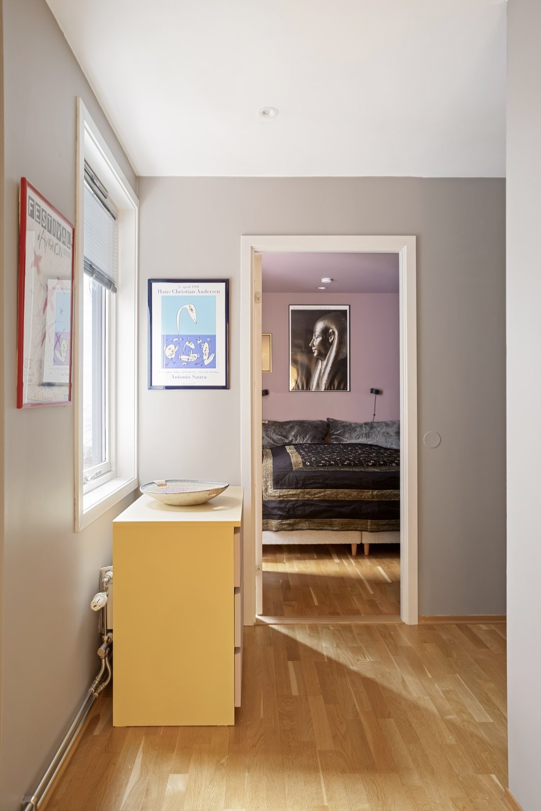 Fra gangen har du videre adkomst til leilighetens soverom. Galleribilde