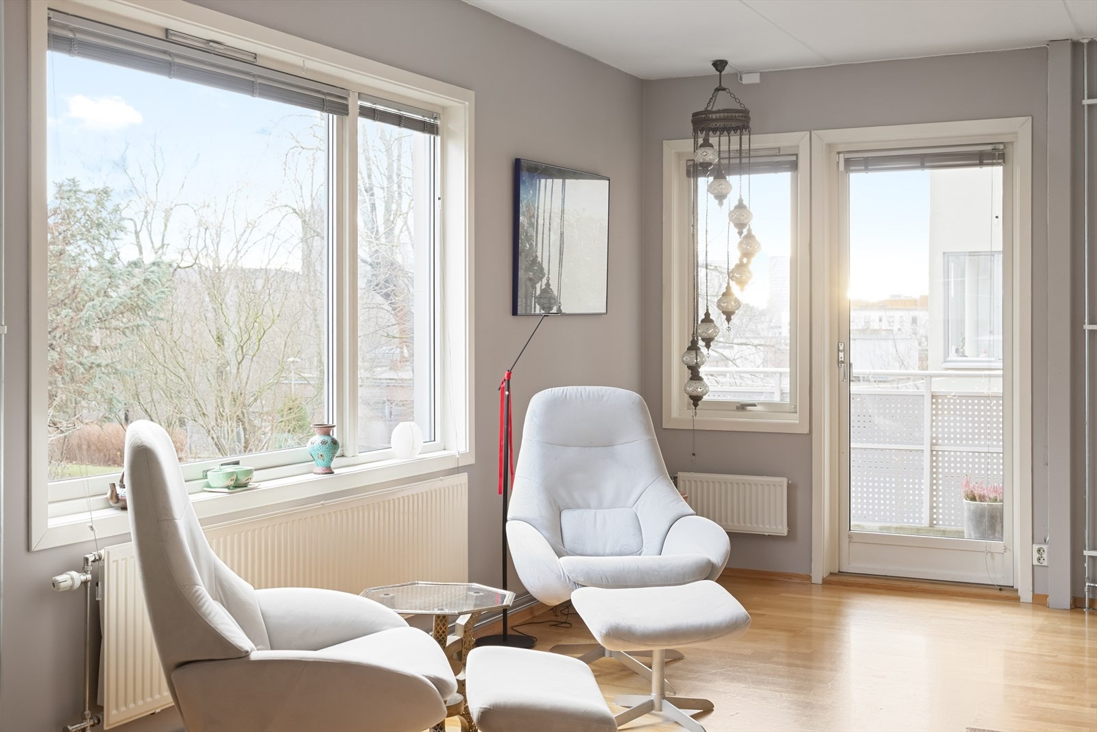 Fra stuen har du adkomst til leilighetens sydøstvendte balkong med gode solforhold. Galleribilde