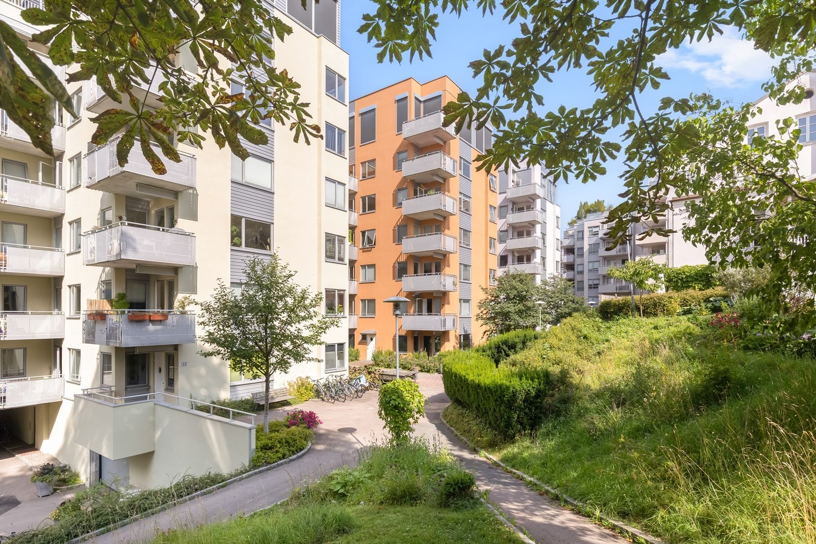 Sameiet har en pent opparbeidet felles tomt. Galleribilde