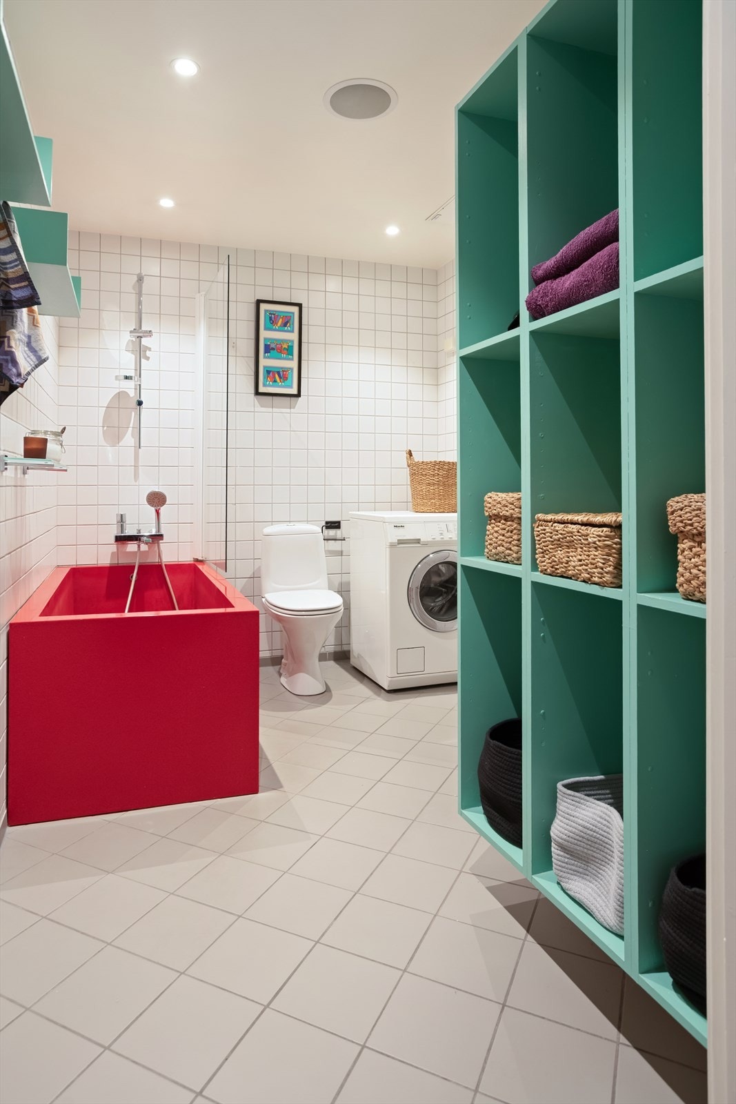 Badekaret er slitesterkt av en annen verden - Det er nemlig laget av gamle sammensmeltede NOKIA-telefoner for de som tar vitsen. Galleribilde