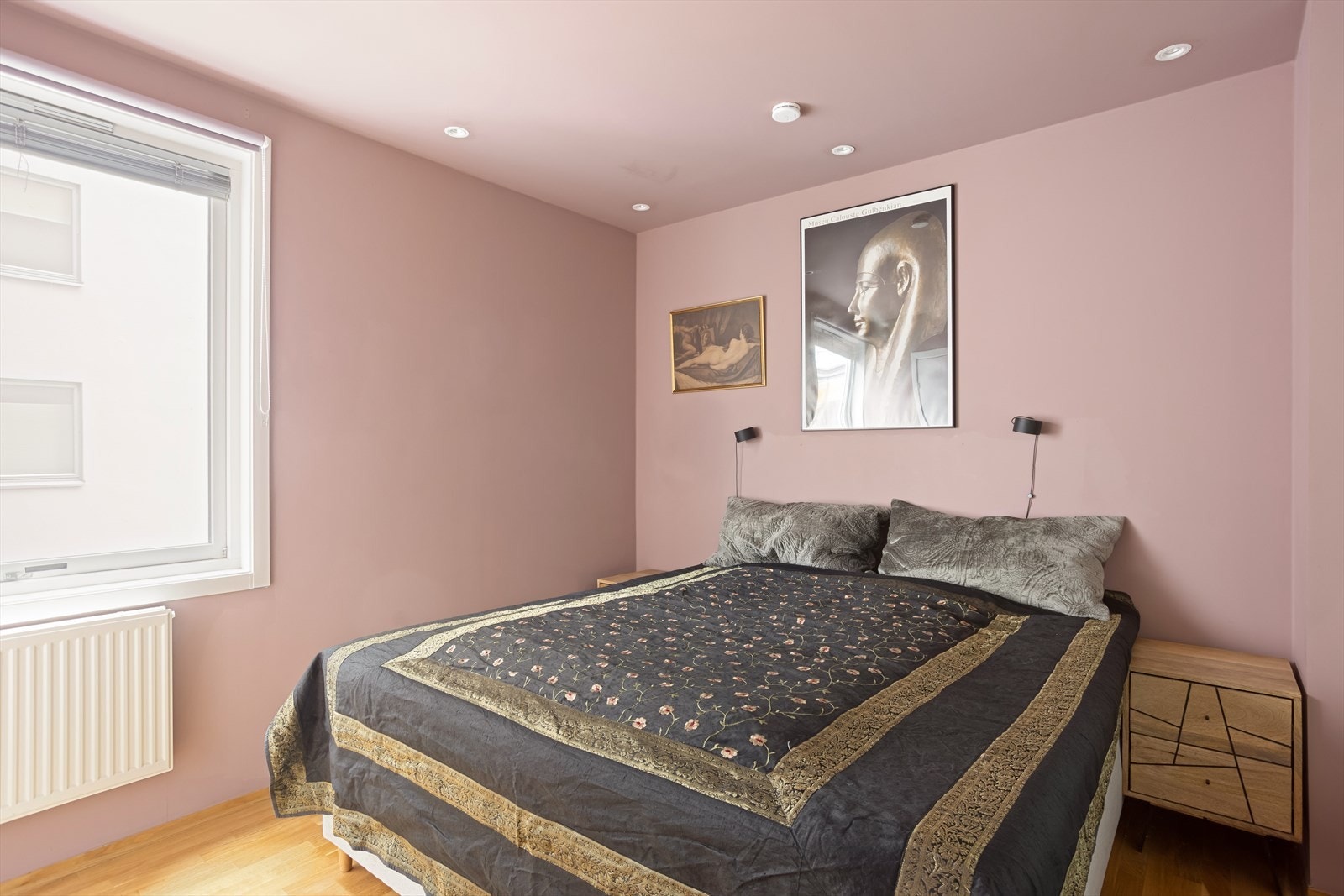 Hovedsoverommet er av god størrelse med plass til dobbeltseng, nattbord og annet ønskelig møblement. Galleribilde