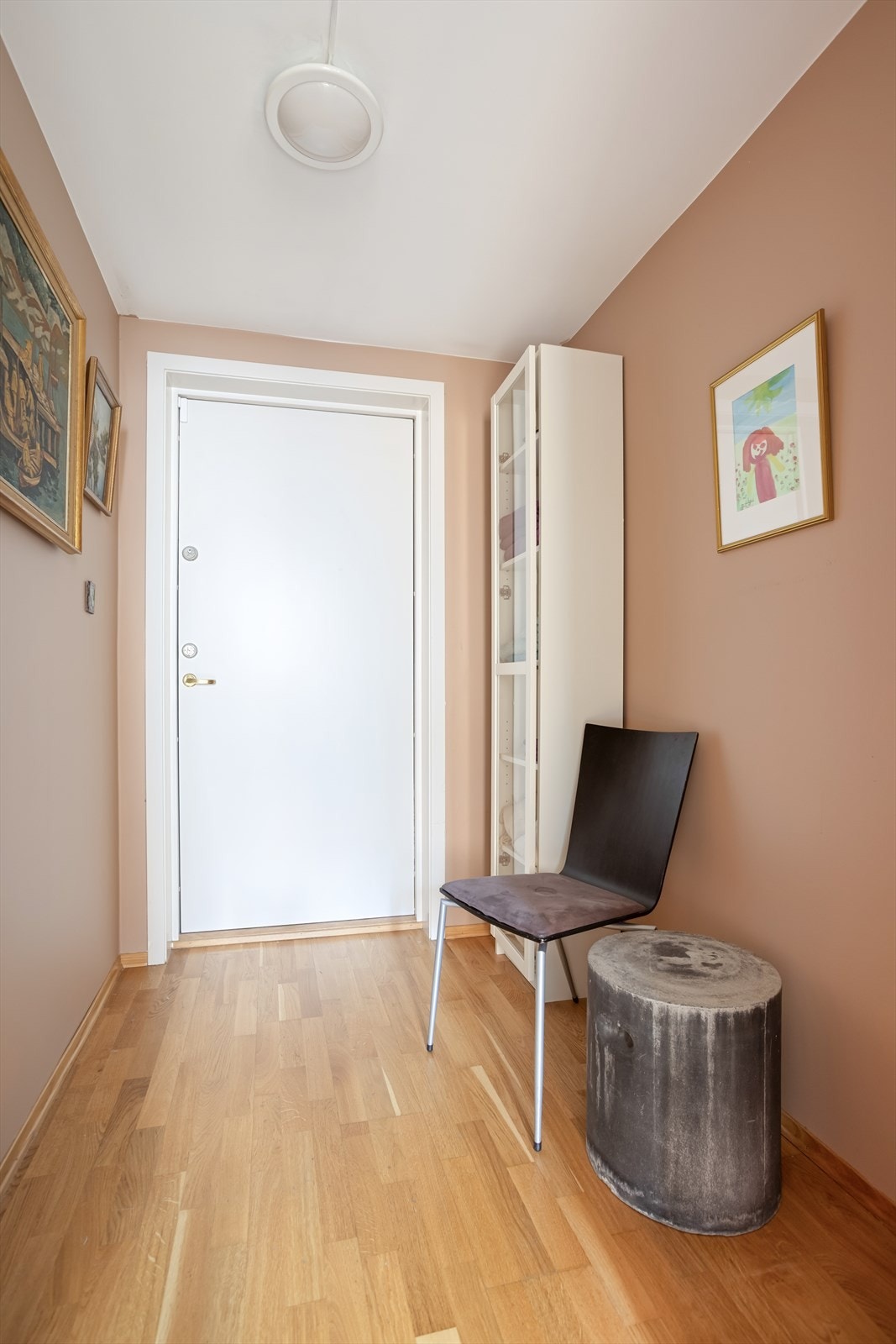 I tilknytning til dette soverommet er det også en innvendig bod som kan benyttes som garderobe. Dette er også den andre inngangsdøren til leiligheten. Galleribilde