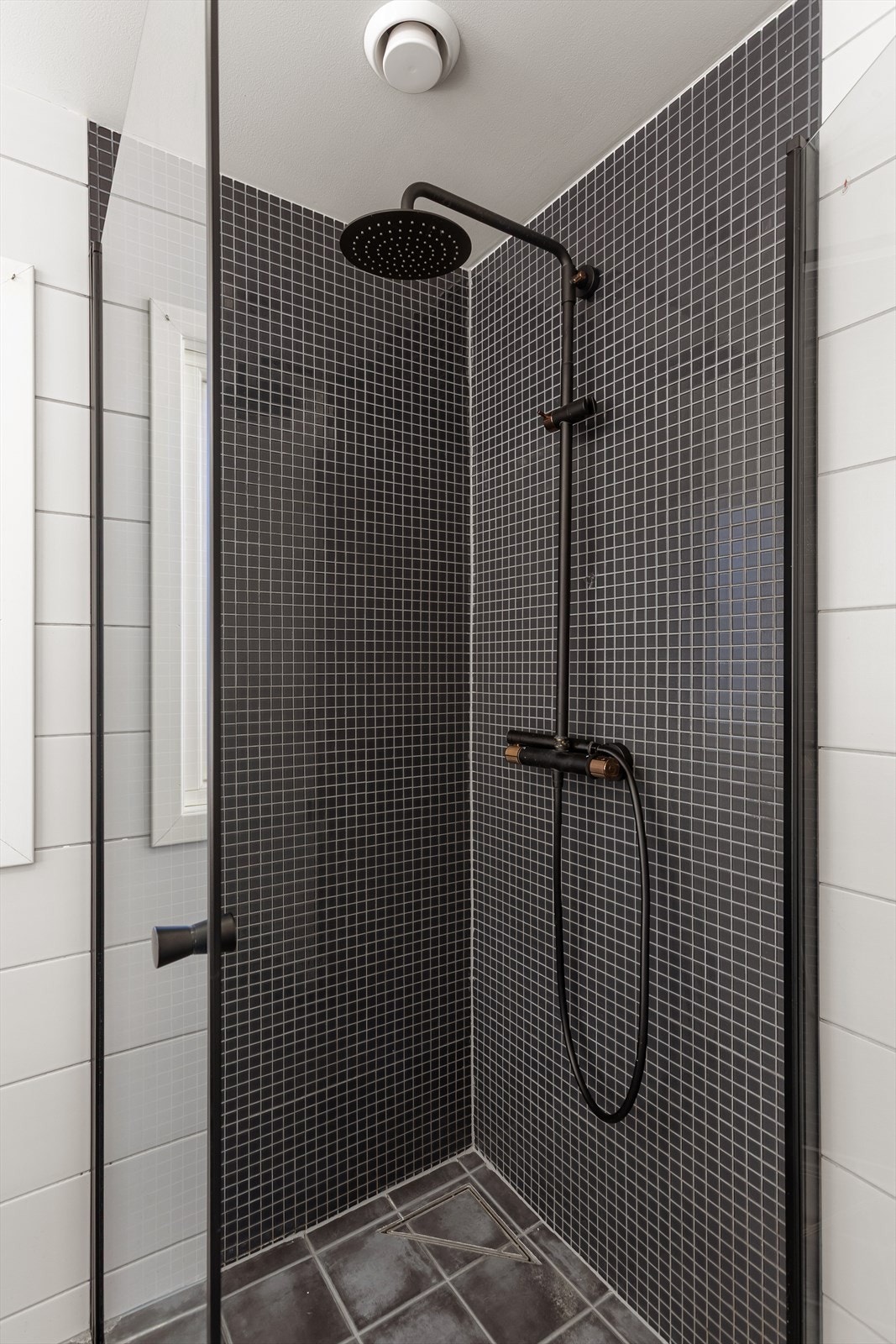 Flislagte overflater i dusjsonen gir et stilrent uttrykk Galleribilde