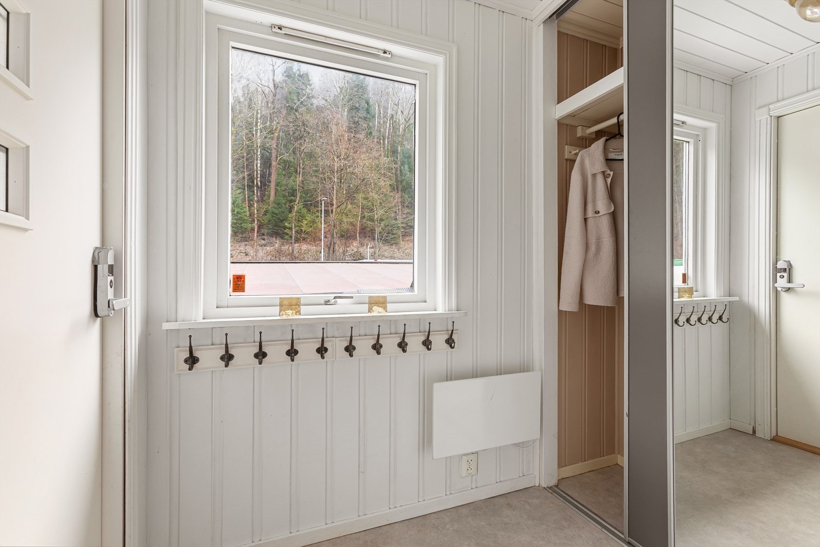 Skyvedørsgarderobe gir effektiv oppbevaring i entréen Galleribilde