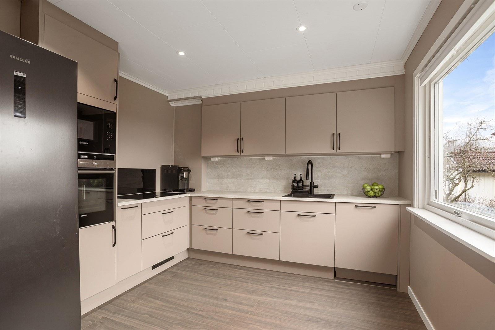 Kjøkkenet er nylig oppgradert i 2024 med glatte fronter og laminert benkeplate Galleribilde