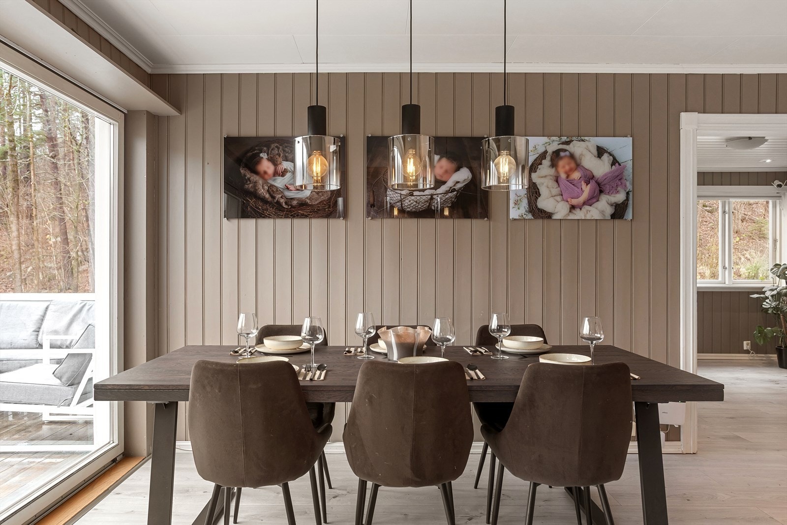 Spiseplassen har direkte tilgang til terrassen for enkel servering utendørs Galleribilde