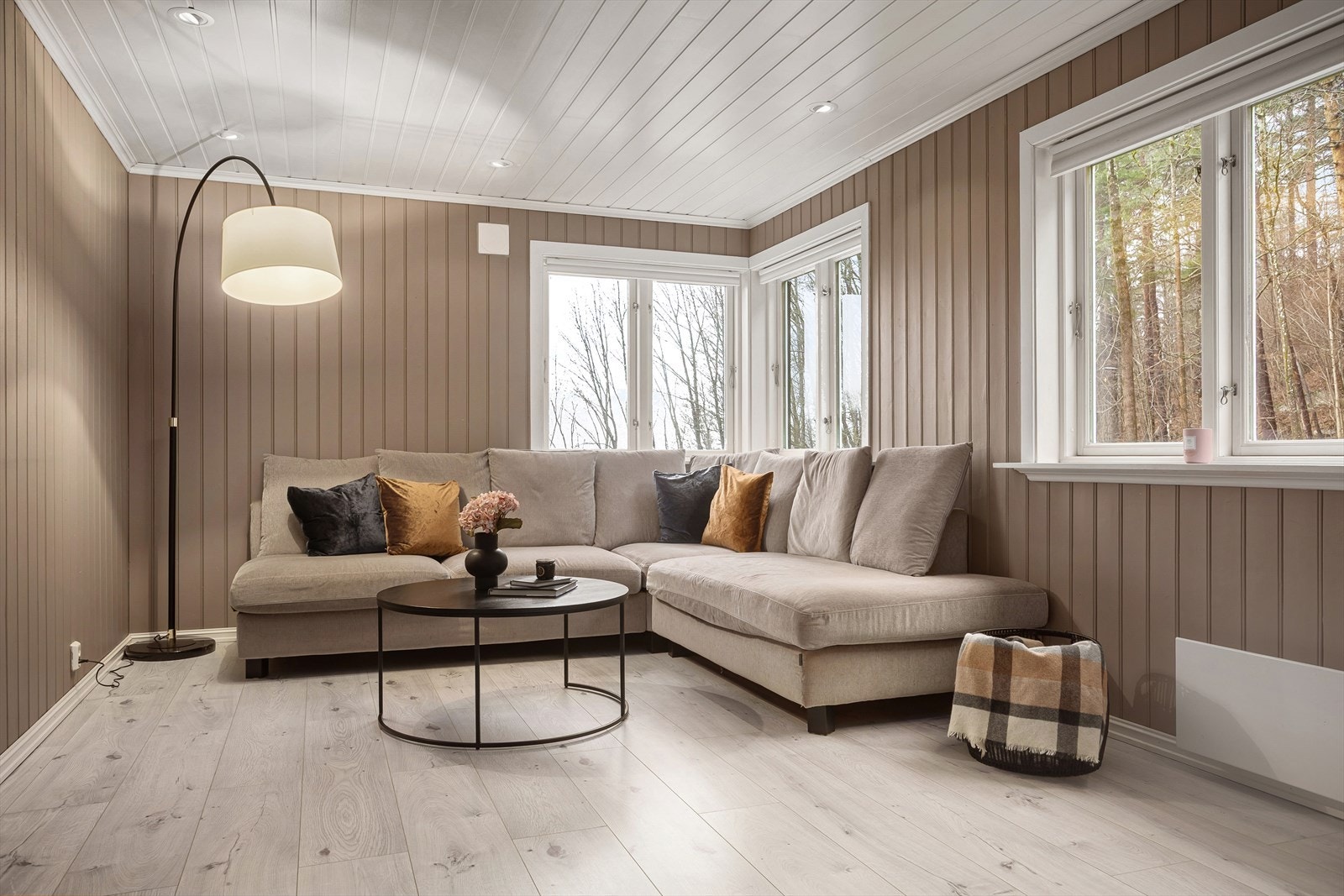 Lyst rom med store vindusflater gir godt med naturlig lysinnslipp Galleribilde