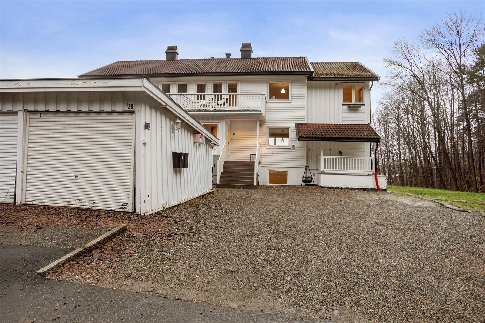 Dobbel garasje sammen med nabo Galleribilde