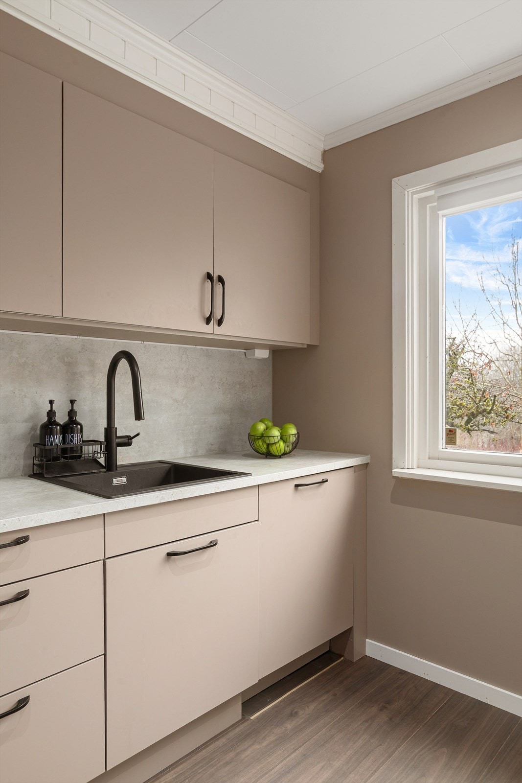 Kjøkkenet har en funksjonell vaskesone med laminert benkeplate og nedfelt utslagsvask Galleribilde