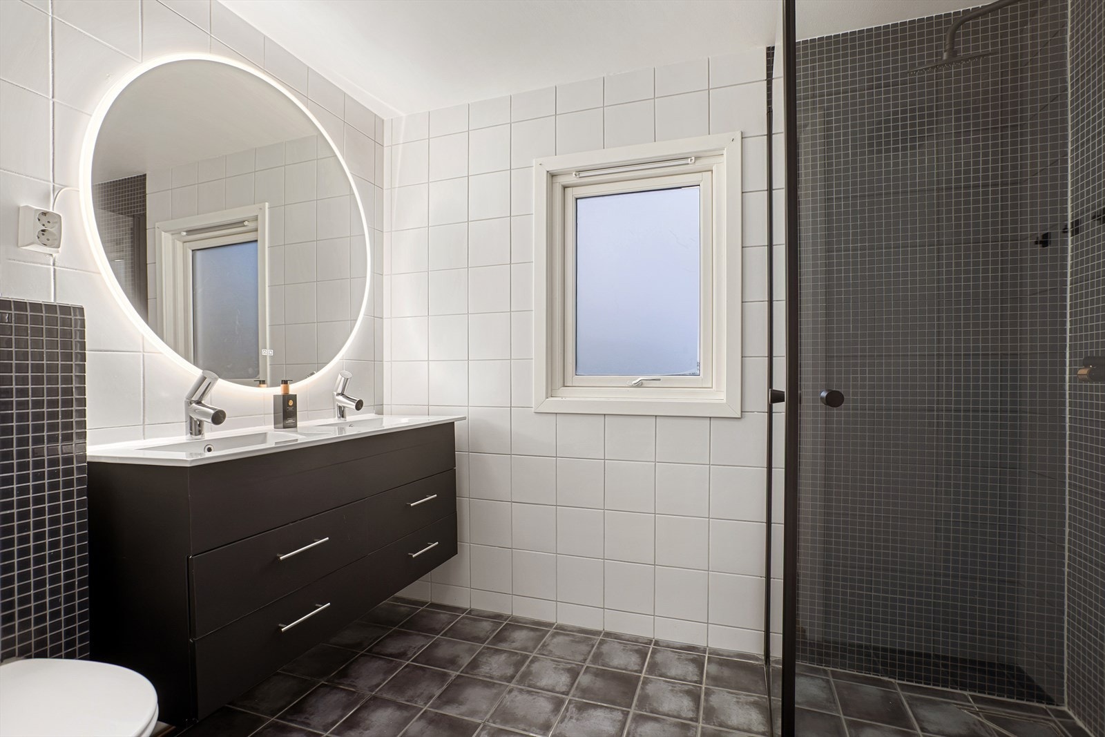 Baderomsinnredning fra 2013 med speil og innebygd sisterne gir funksjonell bruk Galleribilde