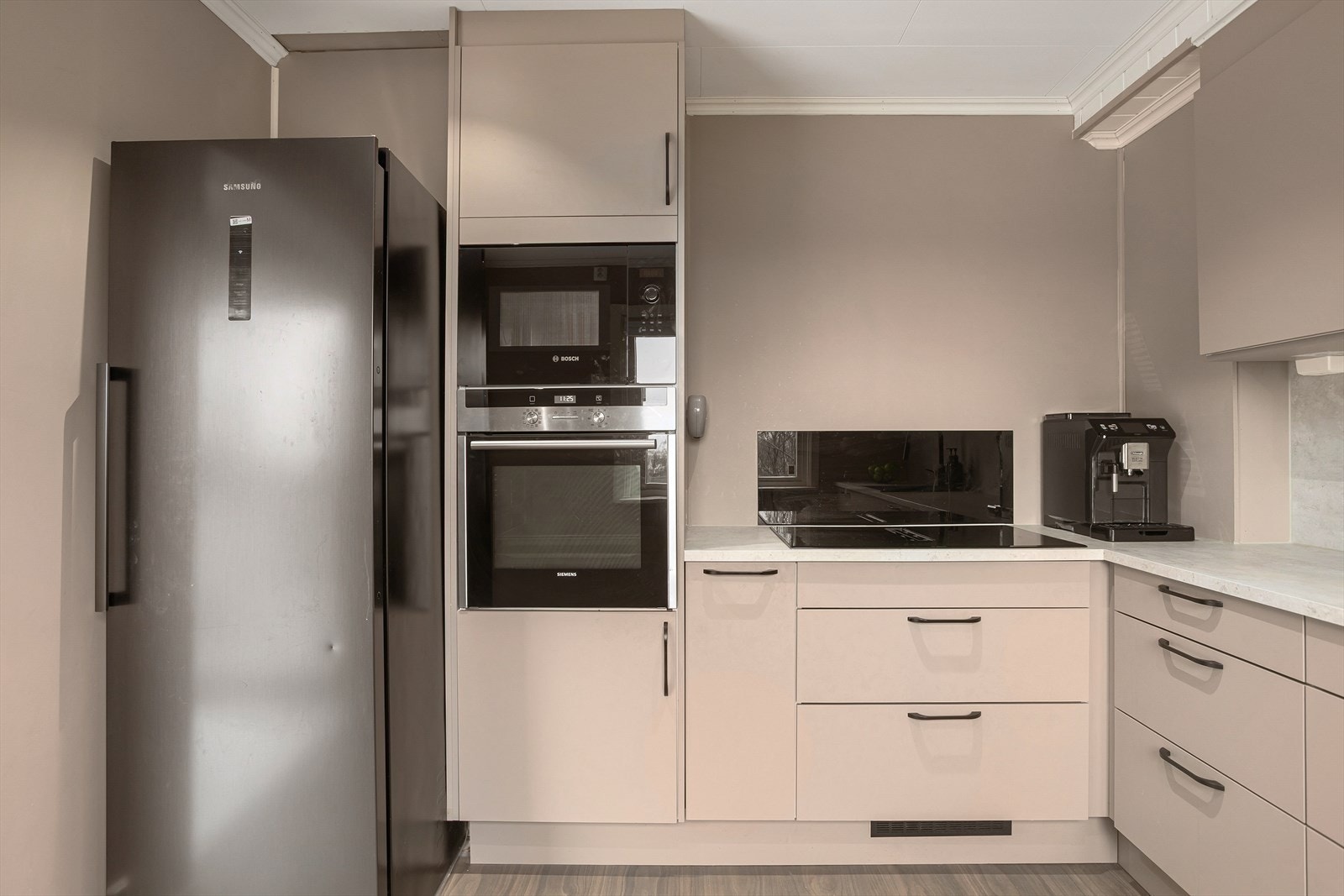 Kjøkkenet fremstår som pent og moderne Galleribilde