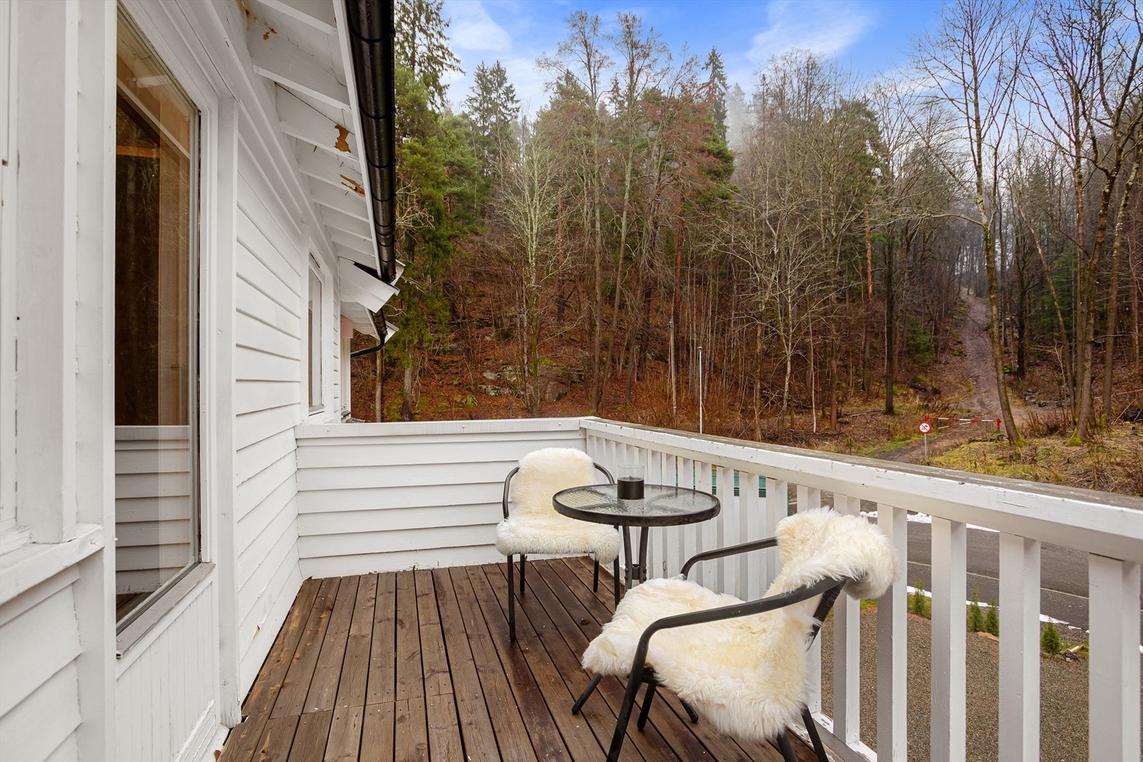 Utsyn mot skogsområde gir en følelse av ro og privatliv Galleribilde