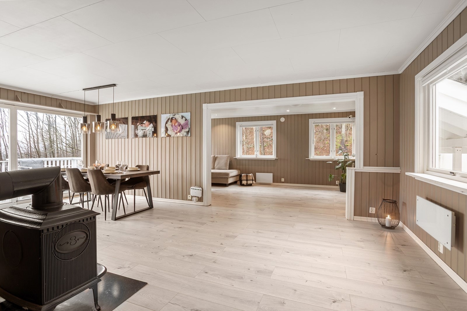 Åpen løsning mellom spisestue og stue gir en romslig følelse Galleribilde