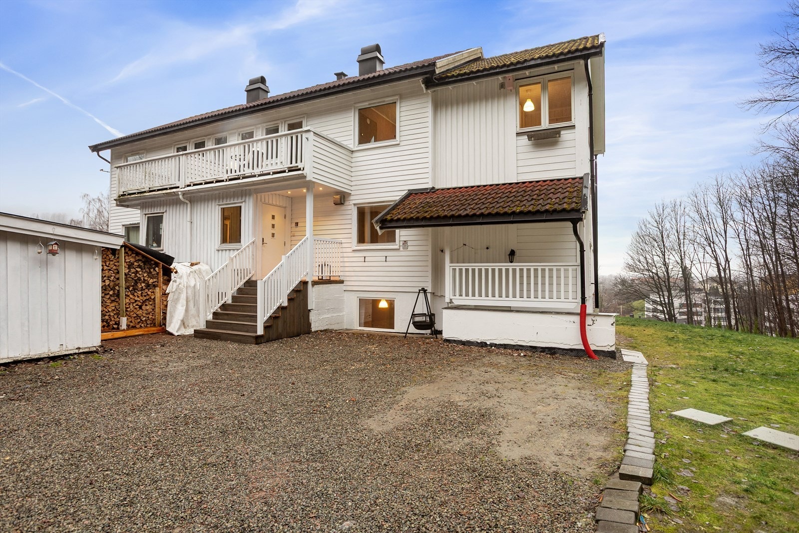 Eiendommen har en stor gårdsplass med grusdekke, som gir god plass til parkering Galleribilde