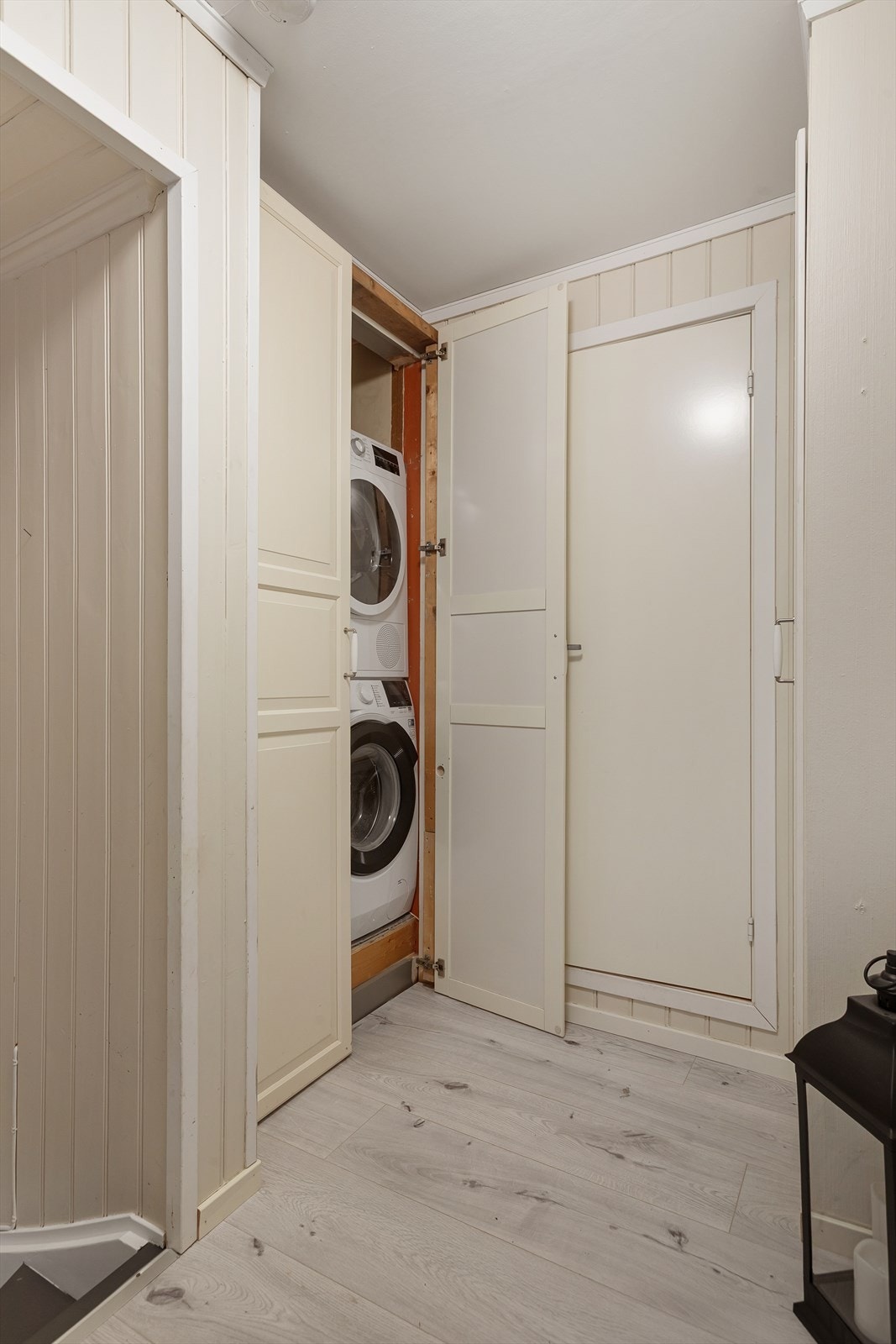 Plassbesparende løsning med vaskemaskin og tørketrommel i skap Galleribilde