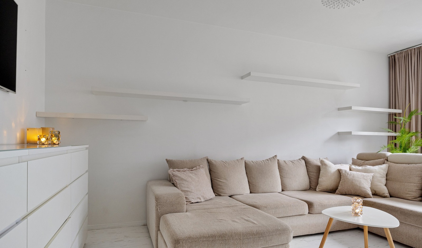 Leiligheten har en gjennomgående planløsning som gir lys og romfølelse fra start til slutt. Dagslyset strømmer naturlig gjennom hele boligen. Galleribilde