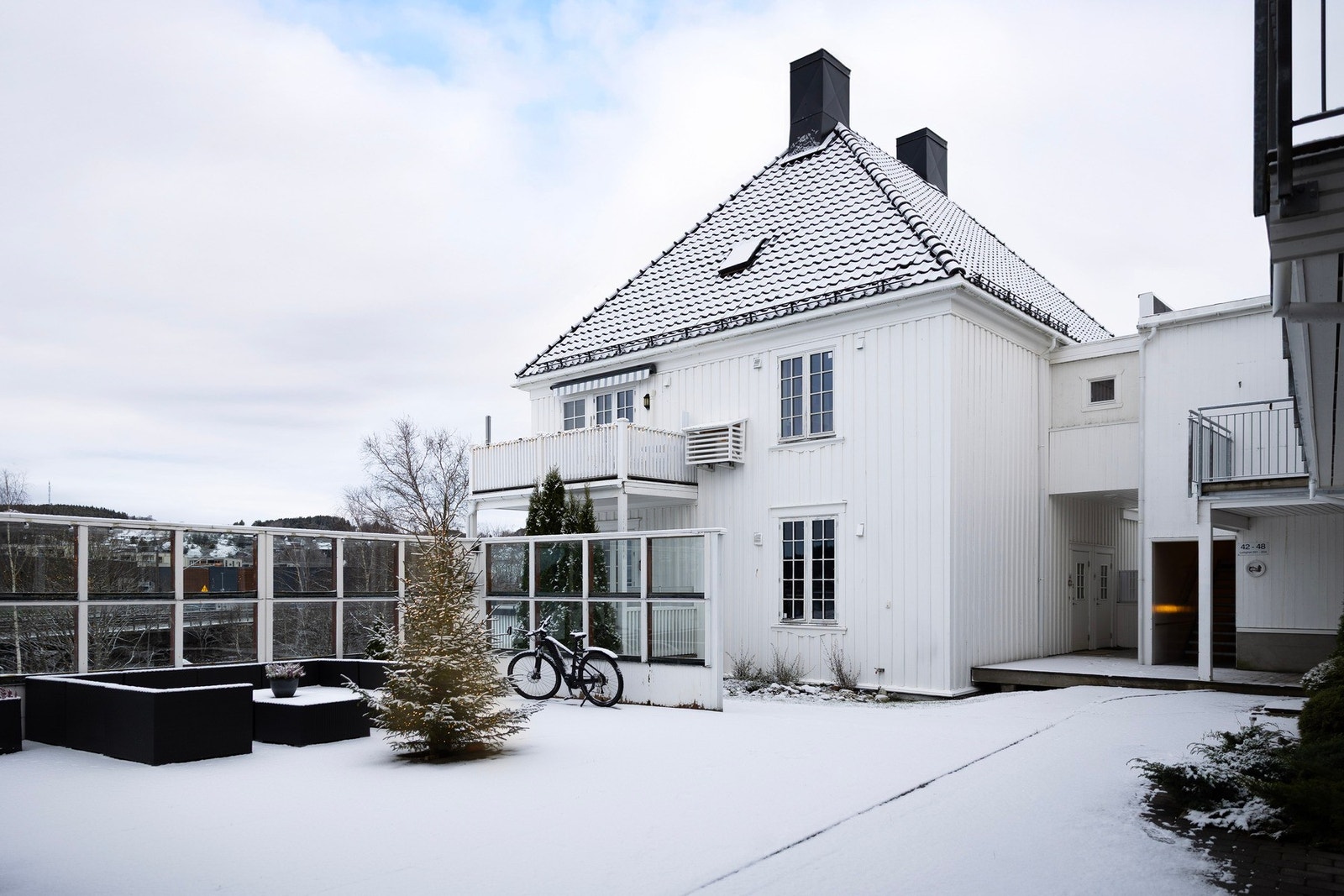 Sameiets felles solterrasse, inngang til leiligheten er den andre døren til høyre Galleribilde