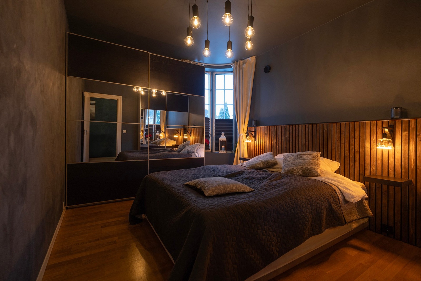 Romslig soverom på ca 11,5 kvm. Romslig og praktisk skyvedørs garderobe. Galleribilde