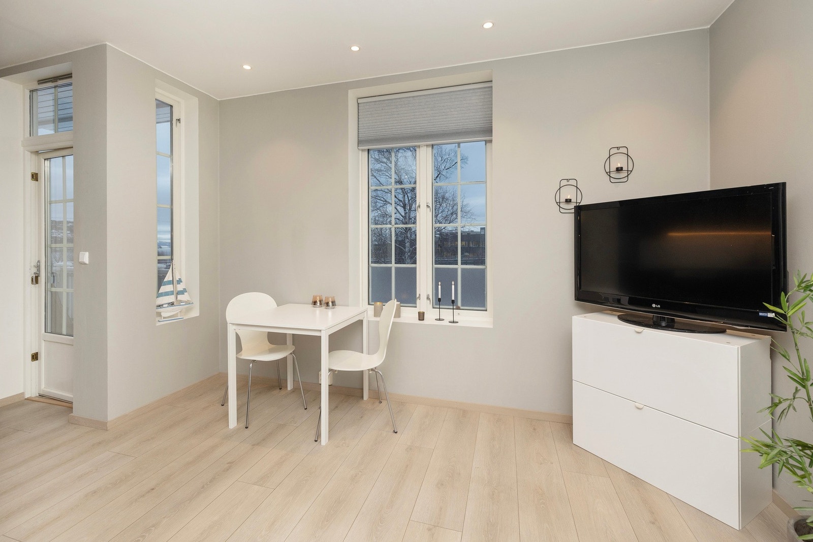 Plass til spisebord. Downlights i taket. Utgang til veranda til venstre. Galleribilde