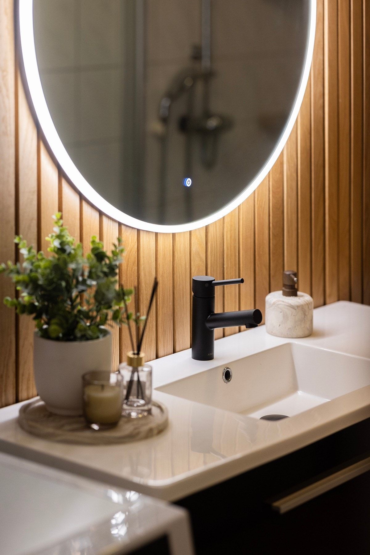 Detalj bilde fra bad. Speil med belysning. Galleribilde