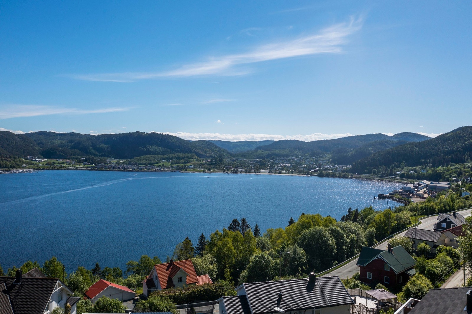 Dronefoto, fjorden og Hommelvik Galleribilde