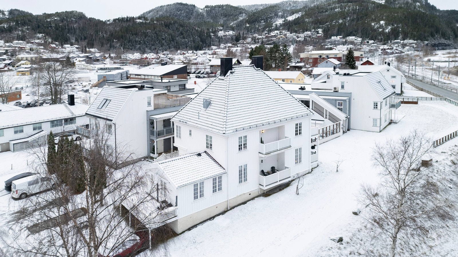 Dronefoto, fasade, og nærområdet med bla. Idrettsarenaen, svømmehallen og ungdomsskolen Galleribilde