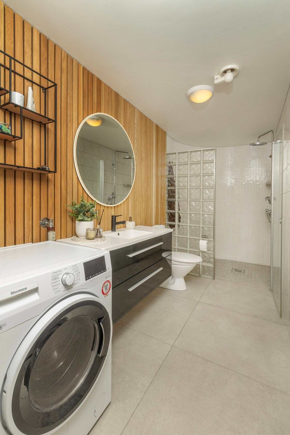 Delikat bad/wc på ca. 6 kvm. Dusjnisje med glassbyggerstein, og kledd med mosaikk flis. Fuktstyrt avtrekksvifte og uttak for vaskemaskin Galleribilde