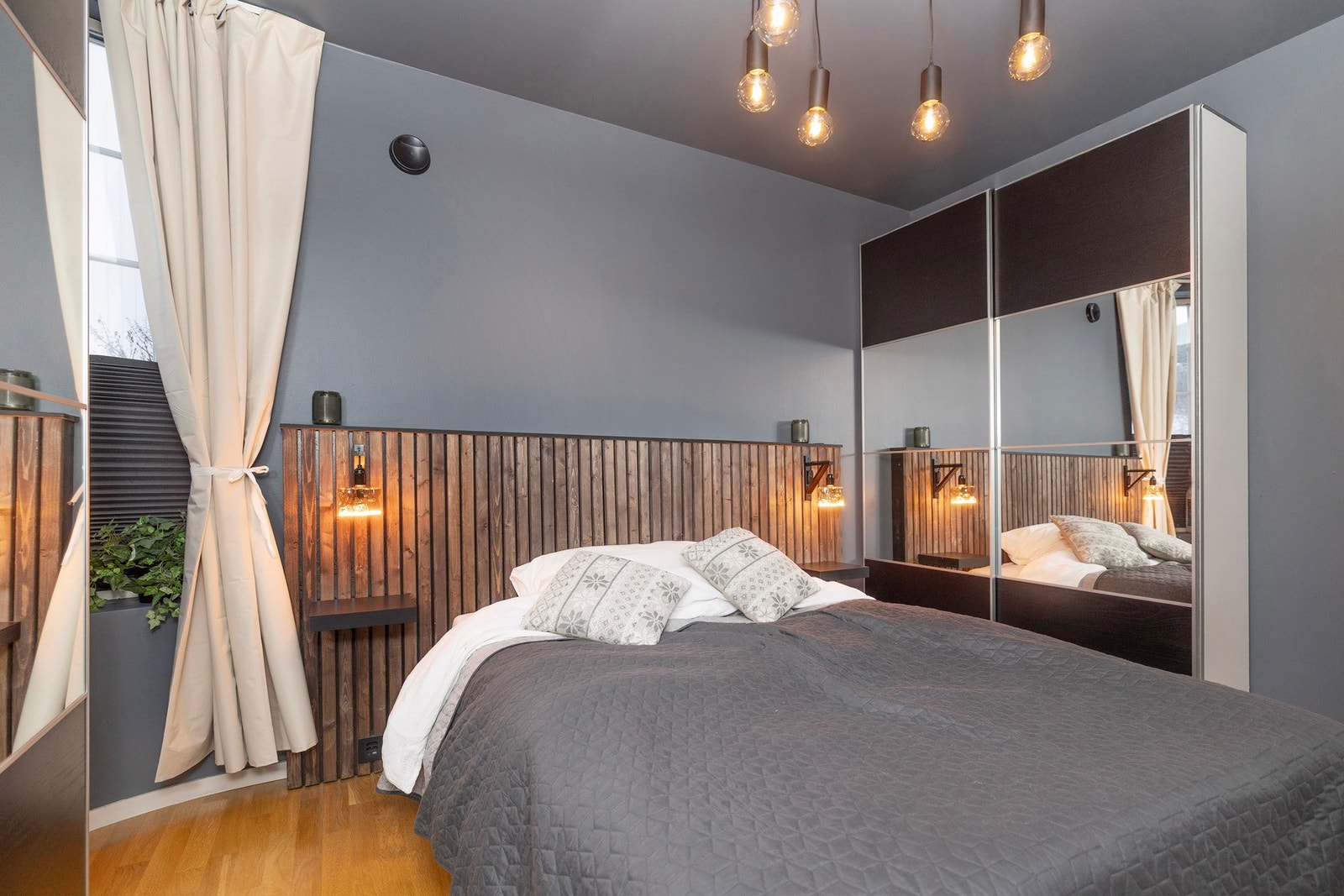 Soverommet har to garderober. Galleribilde