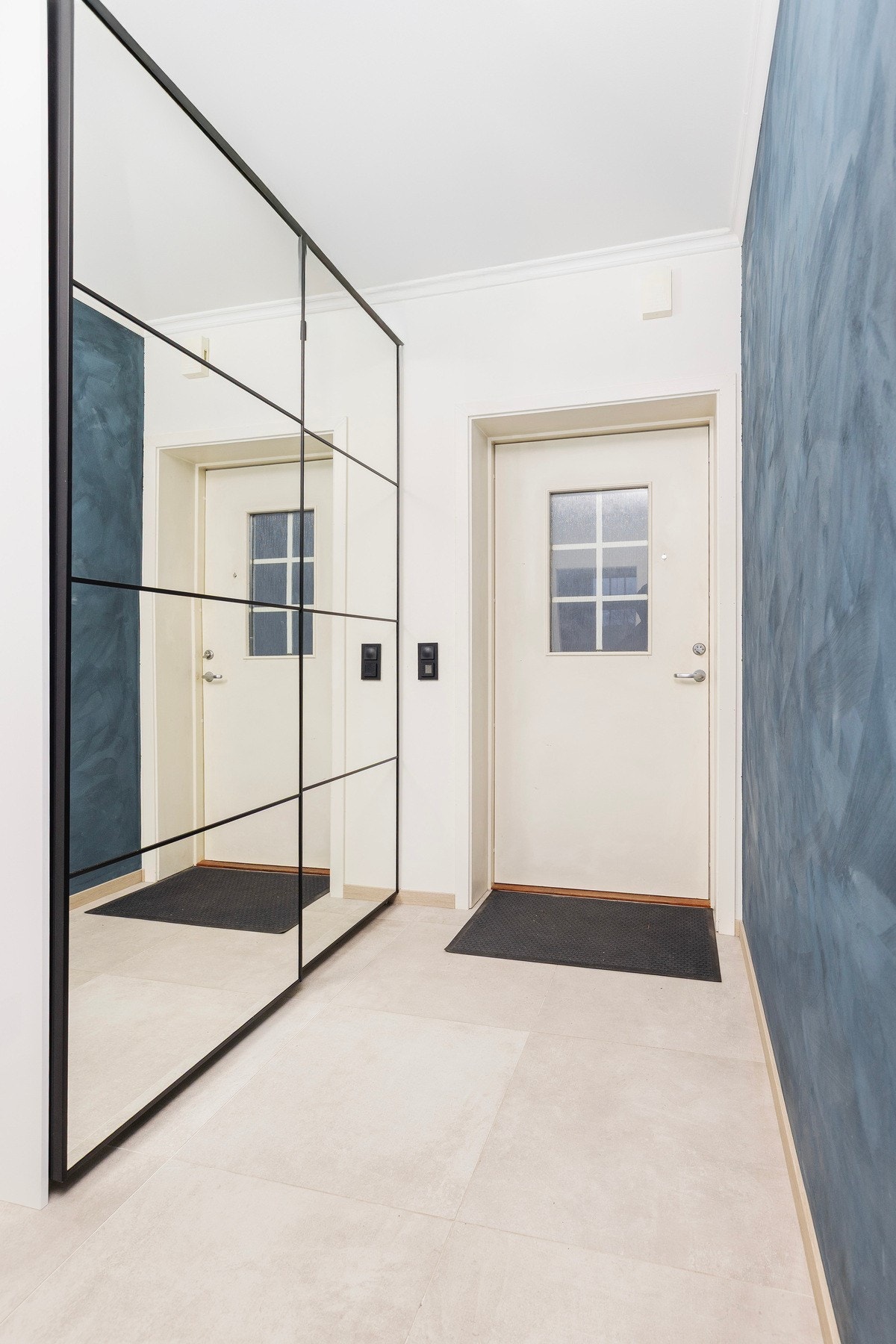 Gang/entrè på ca. 7 kvm. Praktisk og romslig speil-skyvedørs garderobe. Flis med varme i gulv Galleribilde