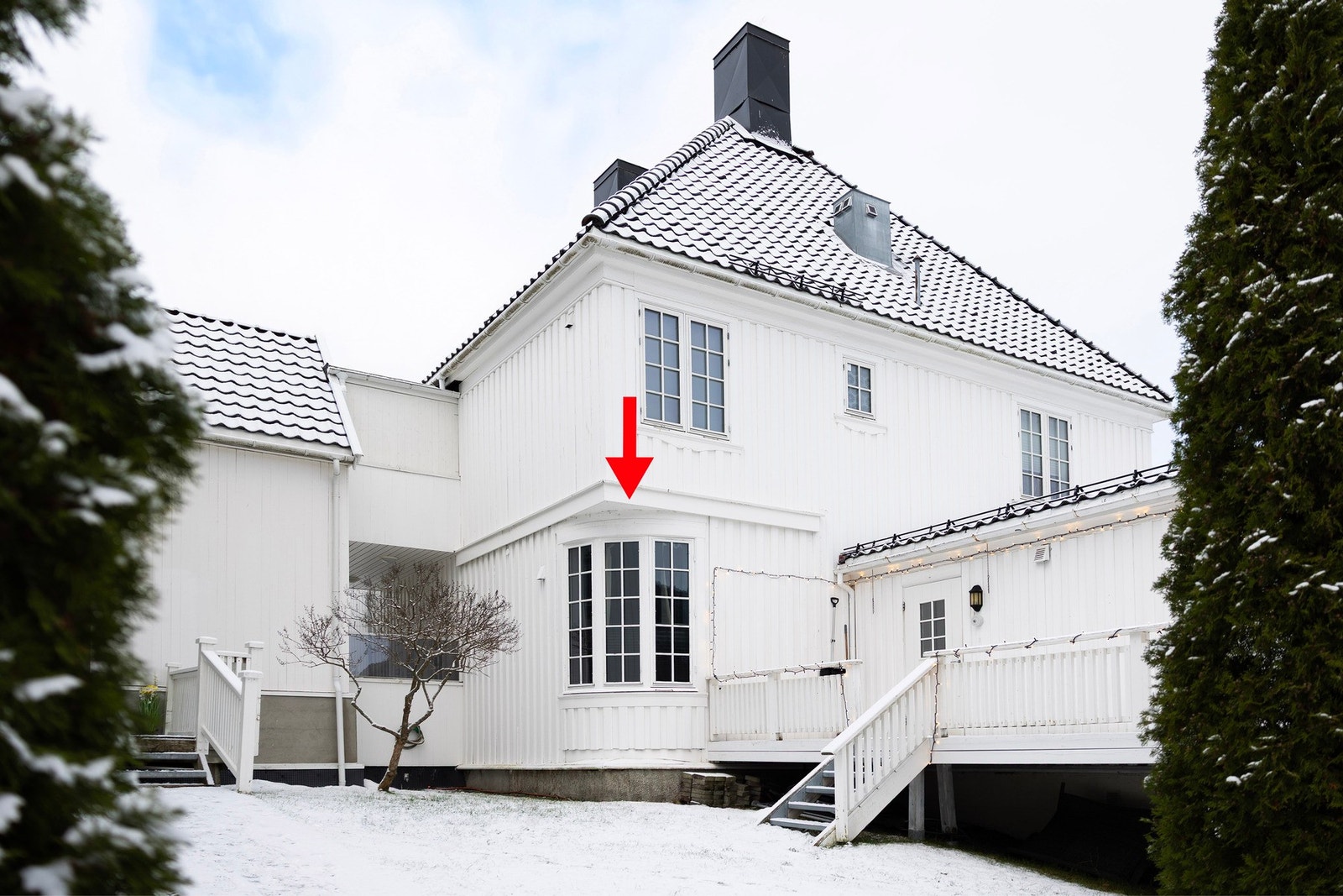 Fasade bakside, rød pil markerer leiligheten. Galleribilde