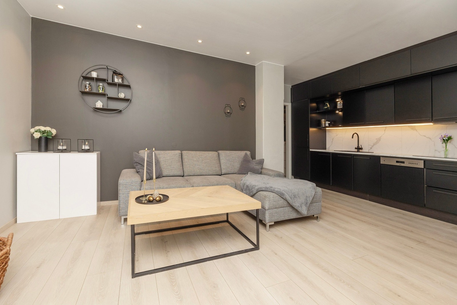 Stue og kjøkken i åpen løsning ca. 24 kvm. Kjøkken innredning fra IKEA med integrerte hvitevarer. Galleribilde