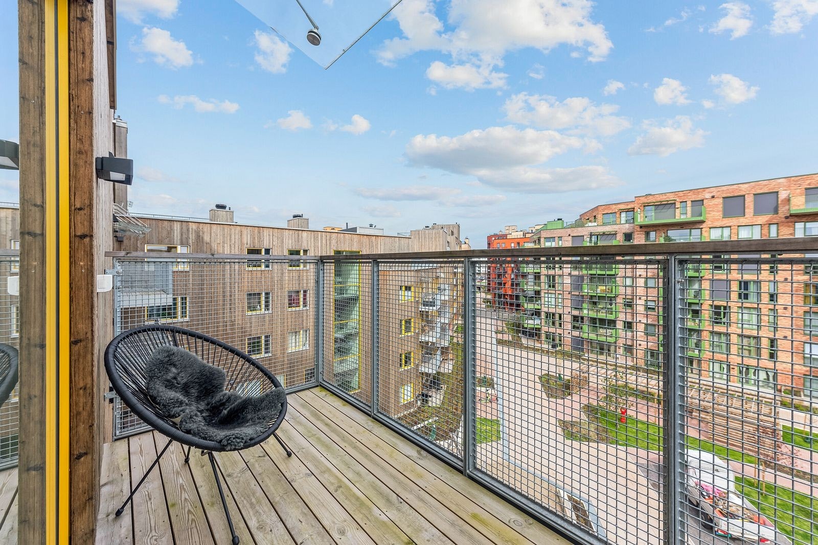 Balkong med god plass til sittegruppe. Galleribilde