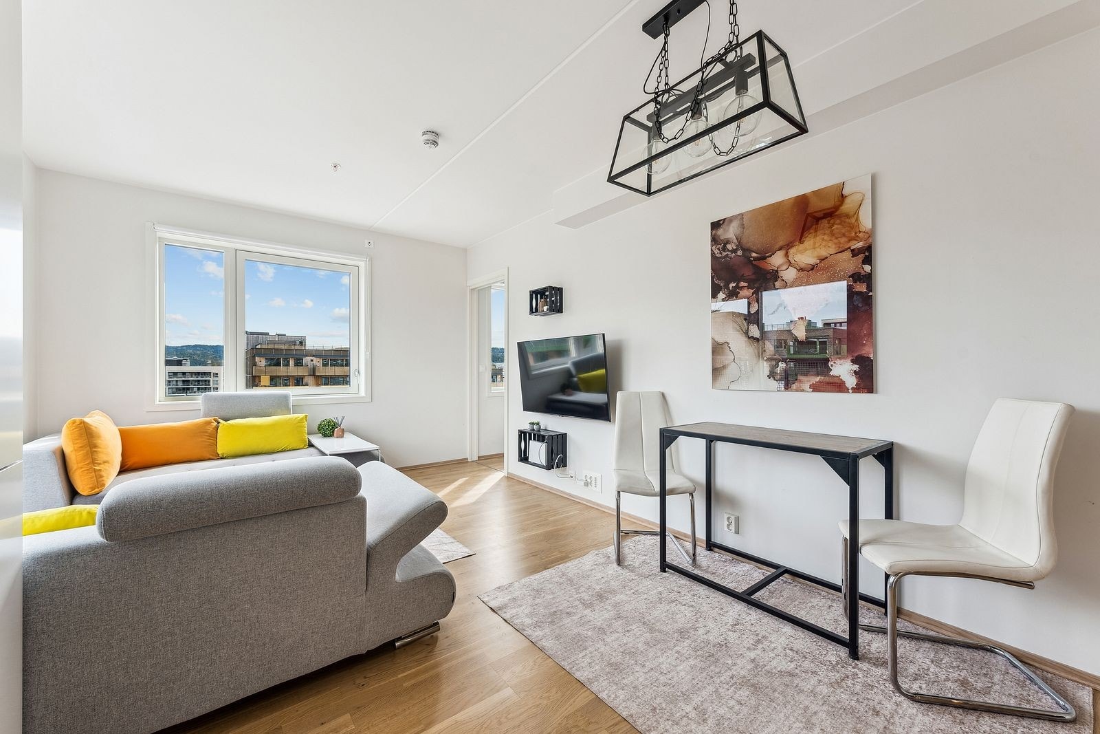 Som topp- og hjørneleilighet får boligen rikelig med naturlig lys. Galleribilde