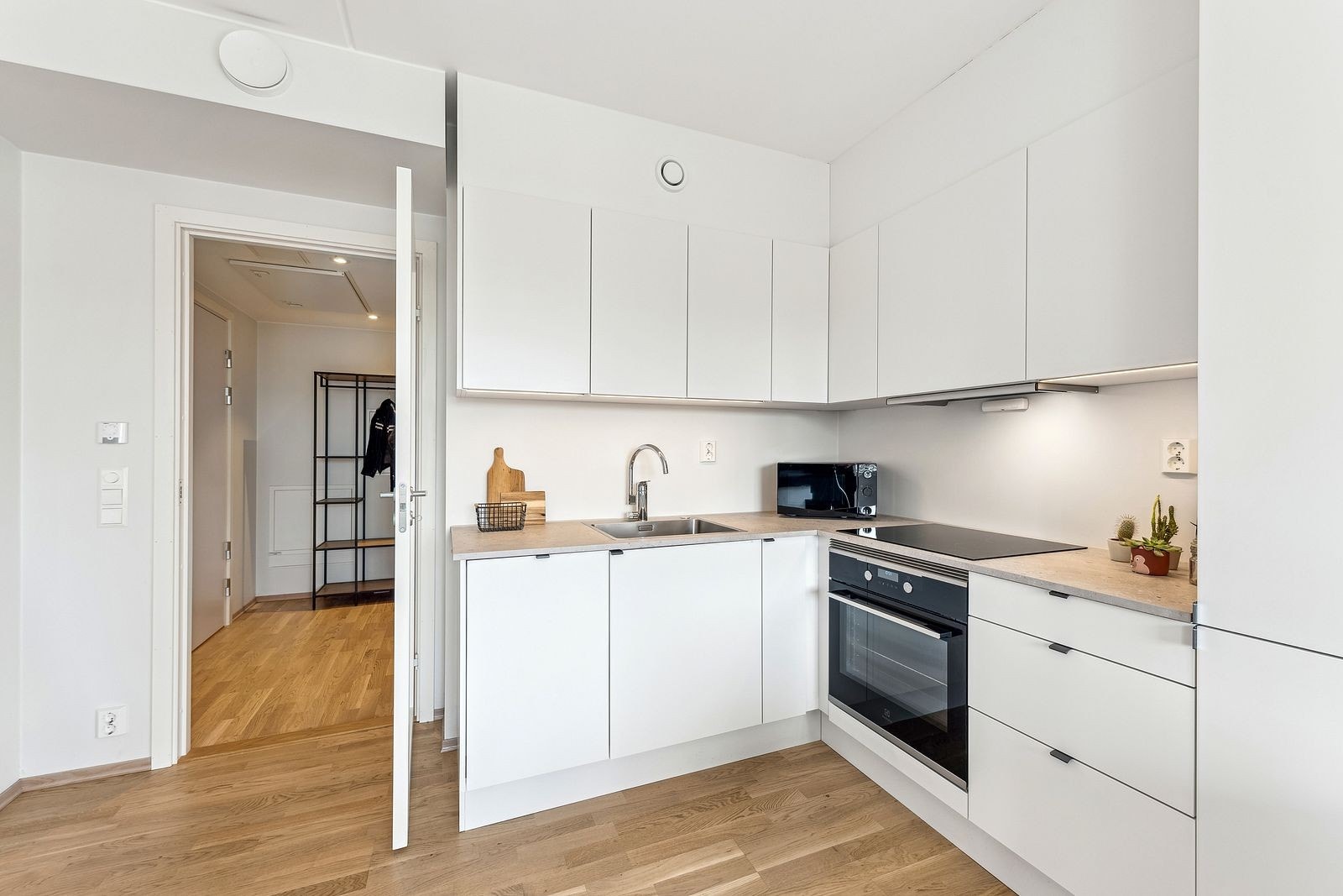 Kjøkken med integrerte hvitevarer. Galleribilde